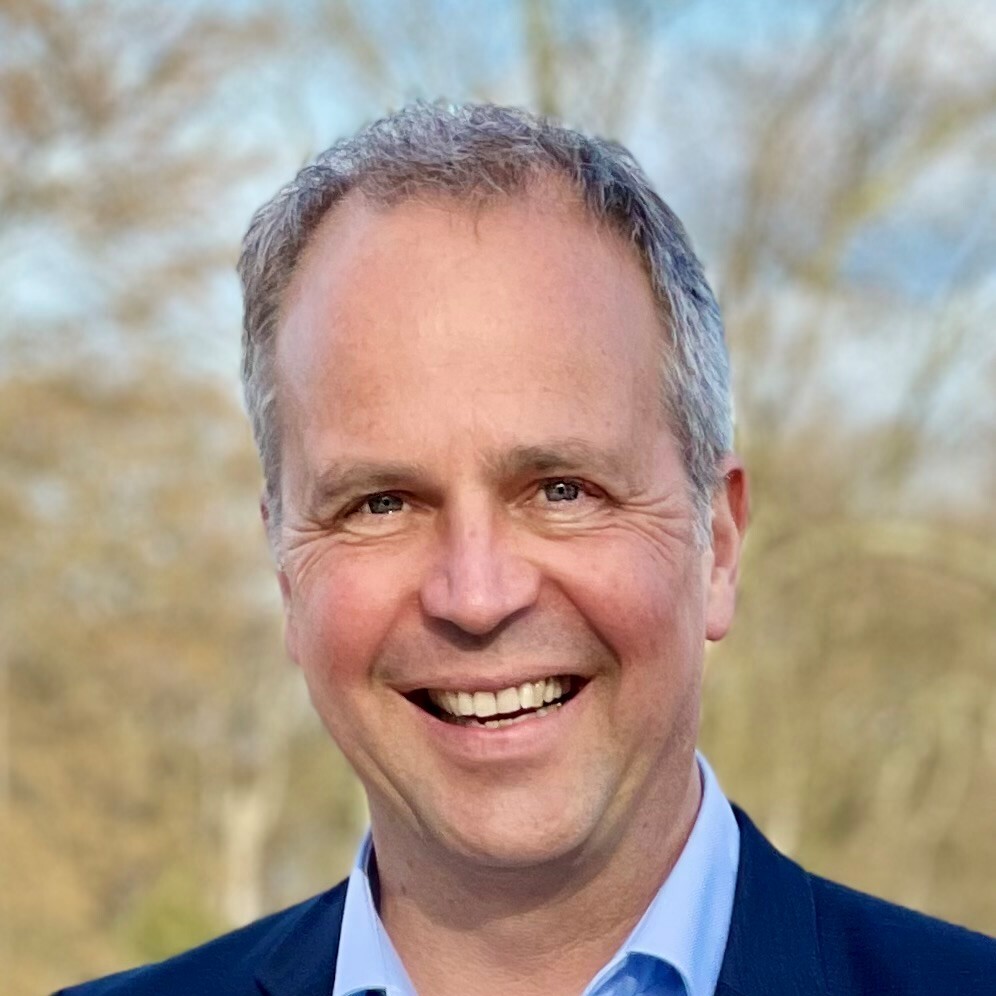 Prof. Dr. Torsten Olderog Ein Mann im Anzug lächelt.