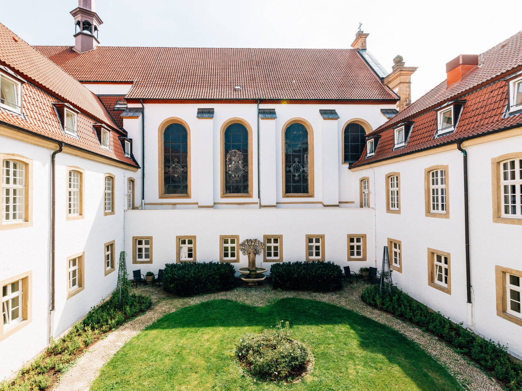 Hof eines Gebäudes mit einem Brunnen in der Mitte