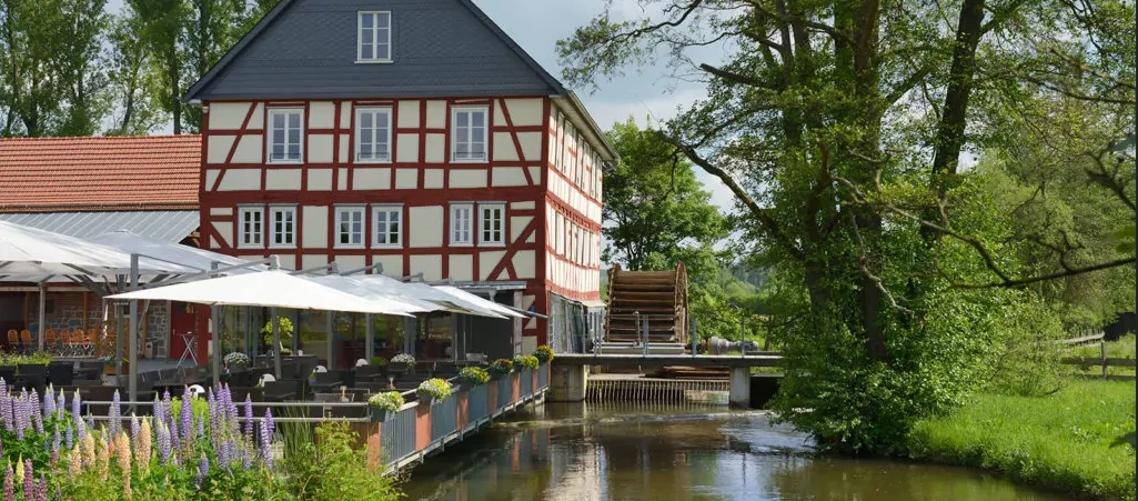 Ein Gebäude neben einem Fluss