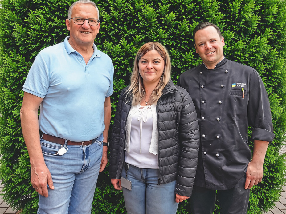 Teamarbeit auf ganzer Ebene Auslage mit Speisen und Getränken in einem Geschäft
