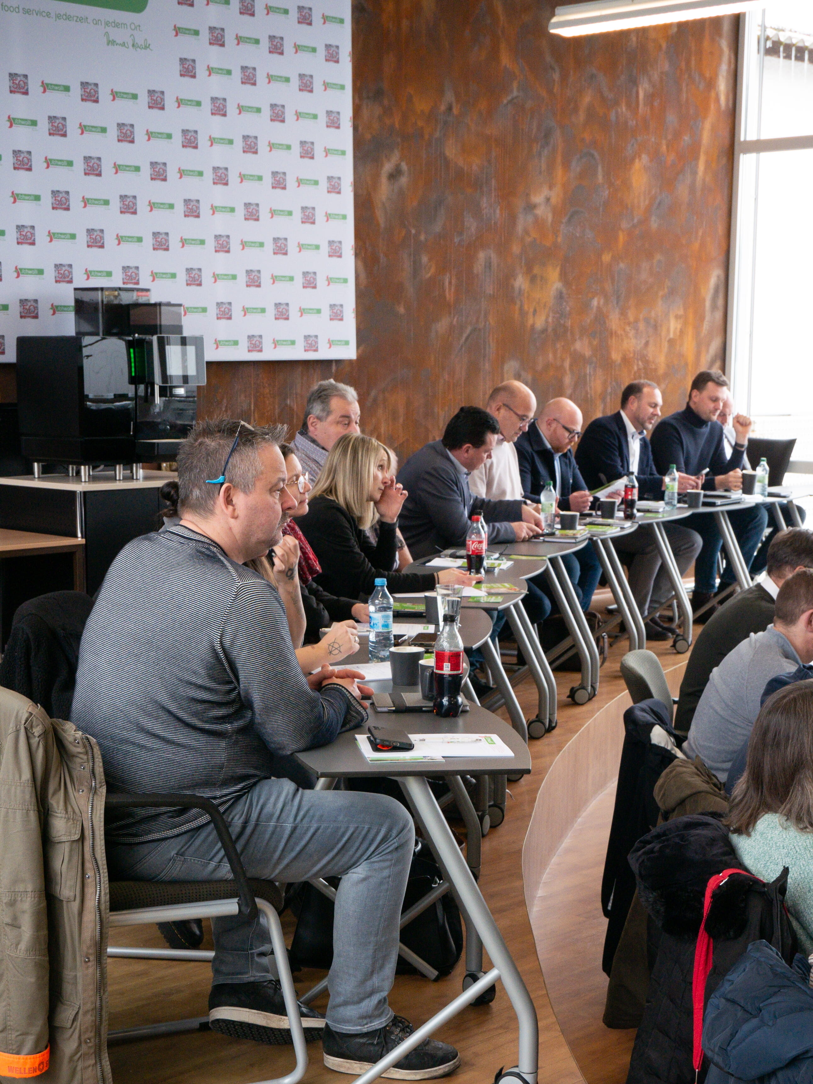 Erfolgsrezepte für Morgen Eine Gruppe von Menschen sitzt an Tischen.