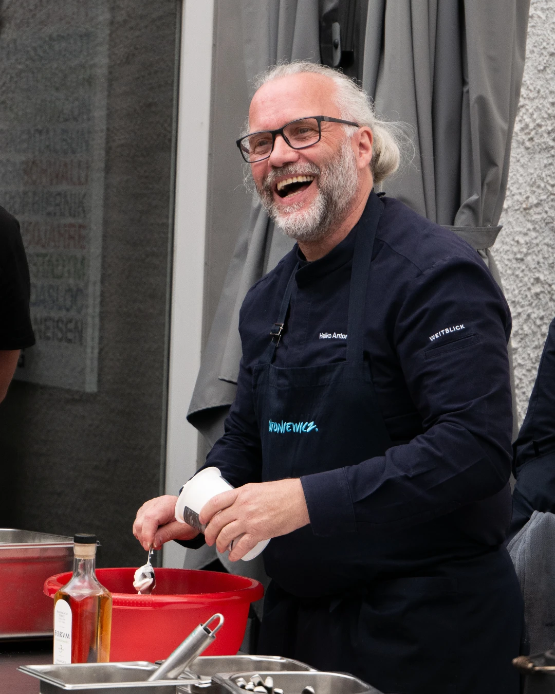 Ein Mann lächelt in die Kamera.