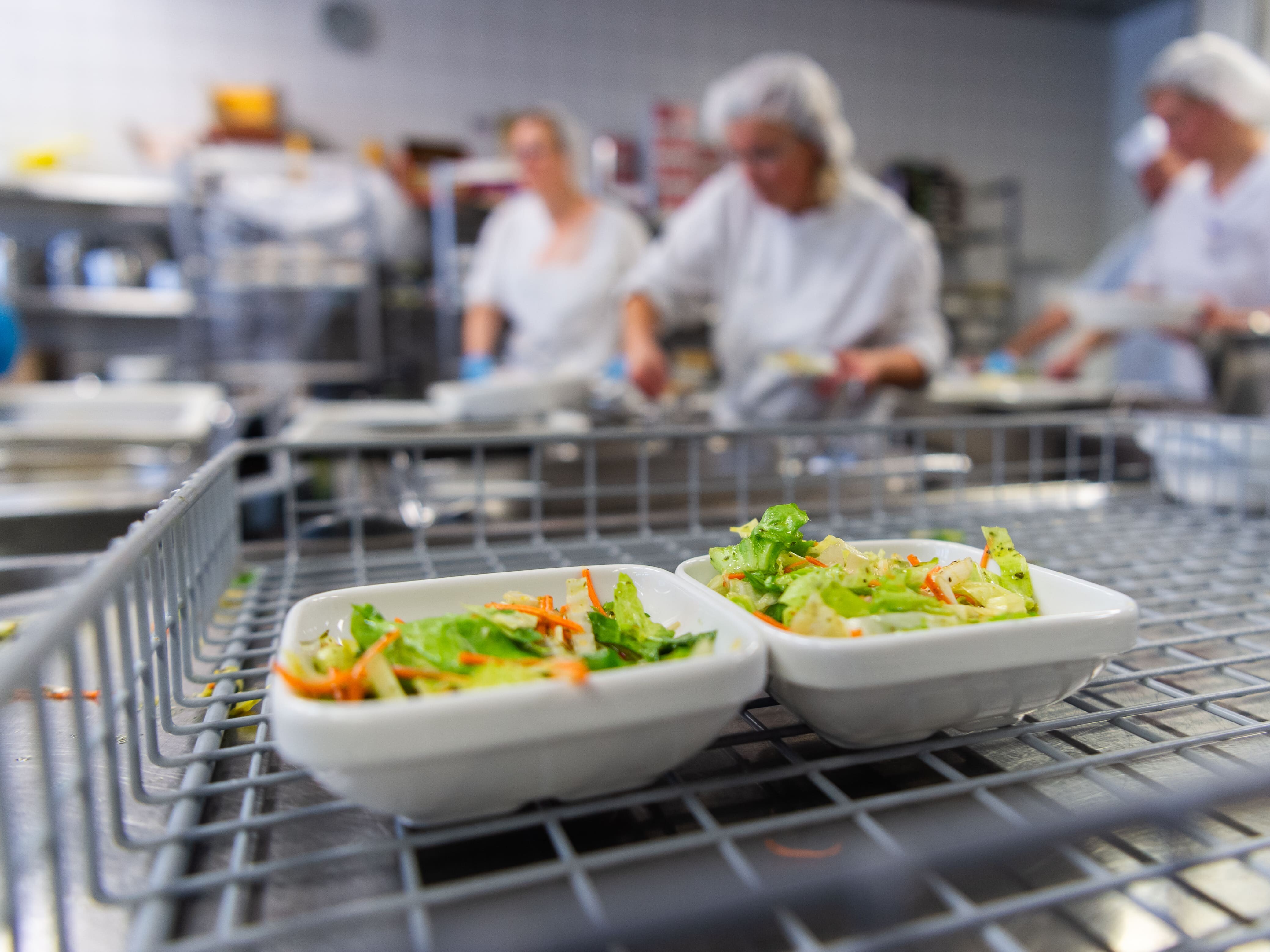 Eine Gruppe von Menschen in einer Küche beim Kochen.