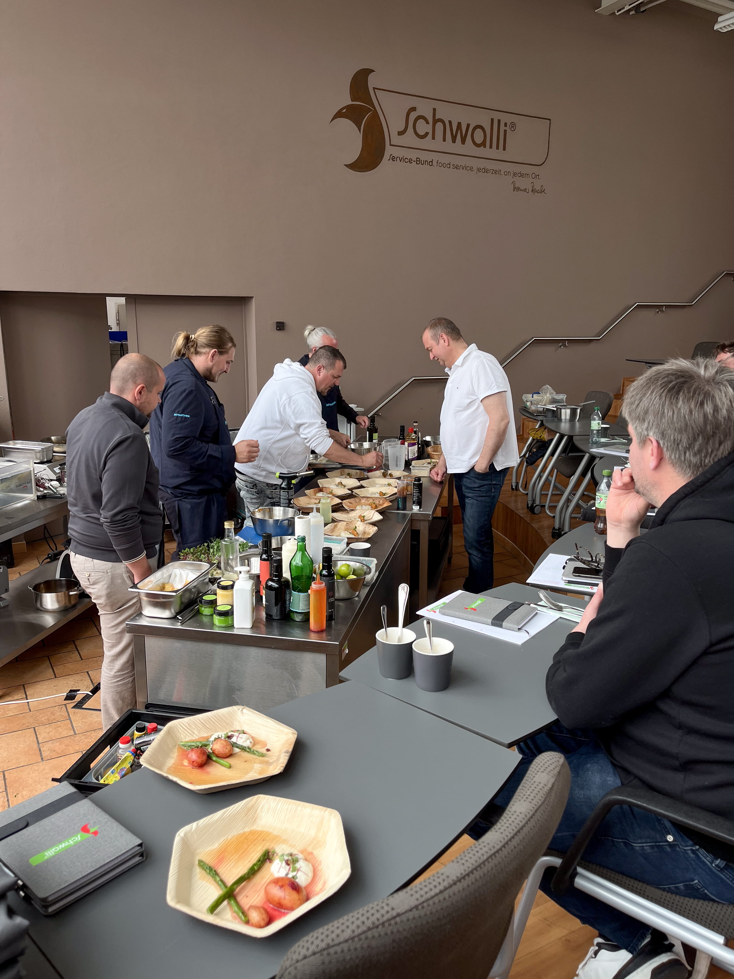 Fermentation & Umami Ein Teller mit Essen auf einem Tisch.
