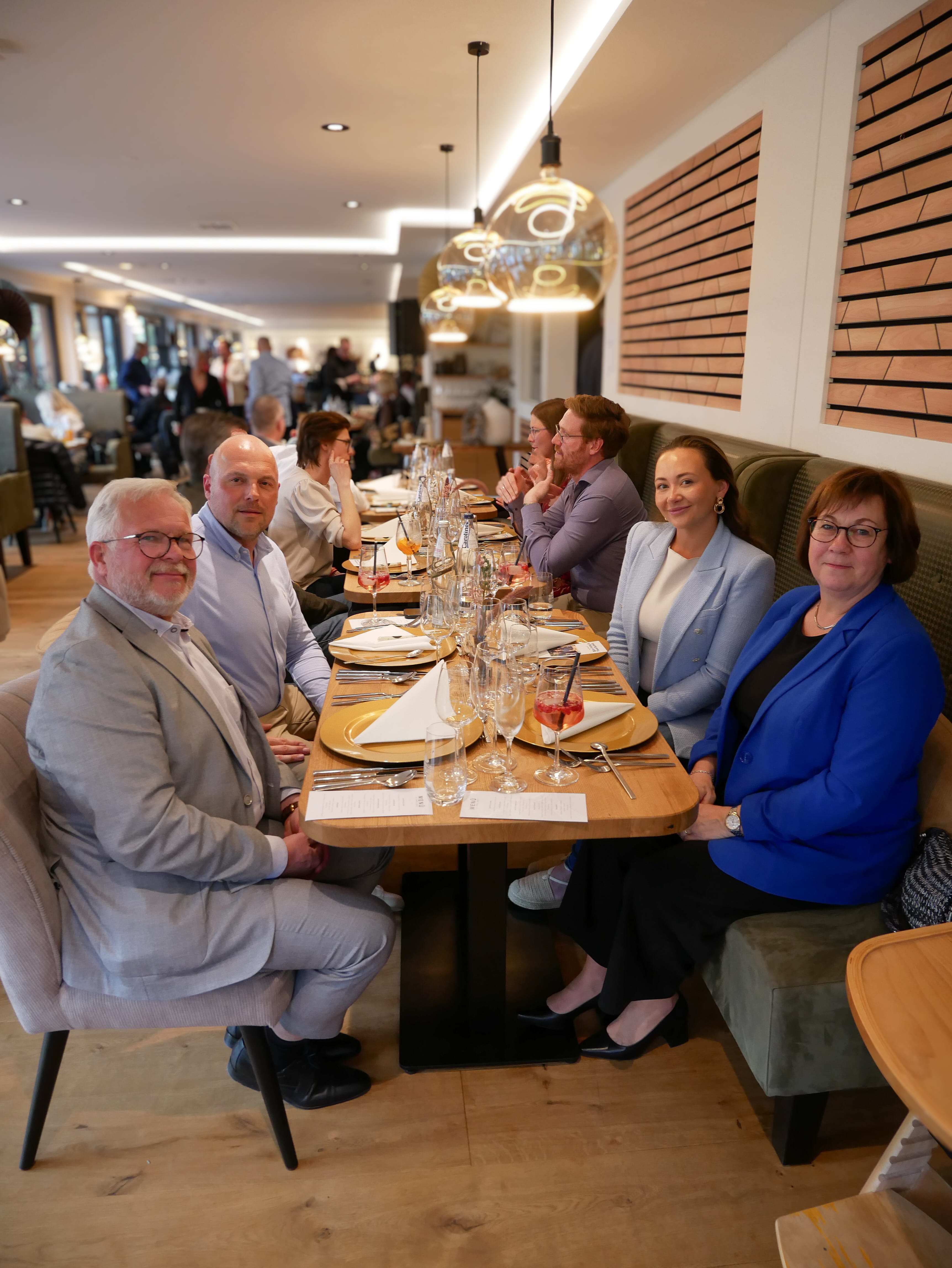 Eine Gruppe von Menschen sitzt an einem Tisch.