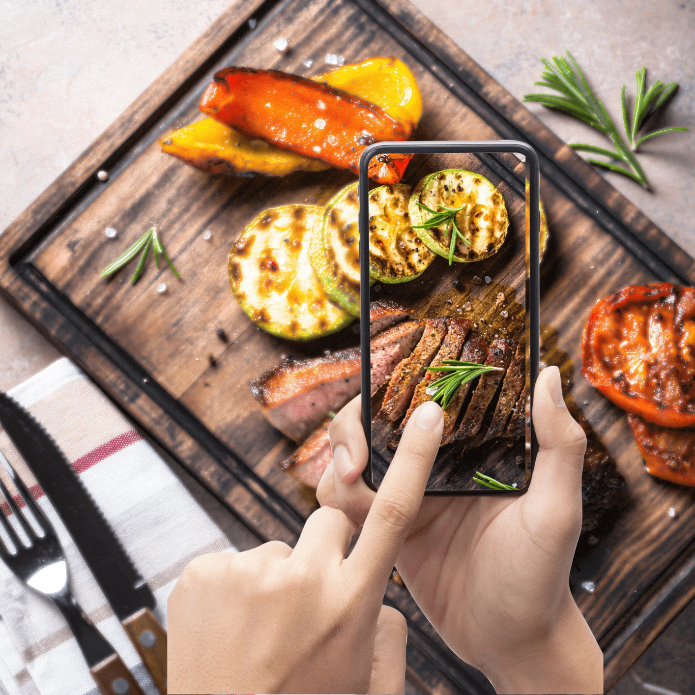 Hände halten ein Handy mit einem Foto von Essen