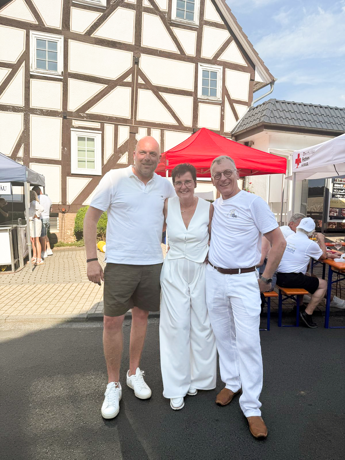 Eine Gruppe von Menschen posiert für ein Foto im Freien.