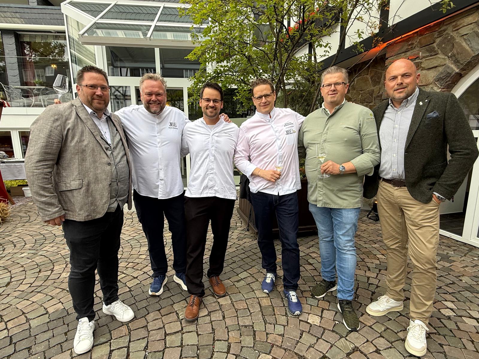 Spitzenküche für Kinderherzen Hotel Deimann Eine Gruppe von Männern steht draußen zusammen.