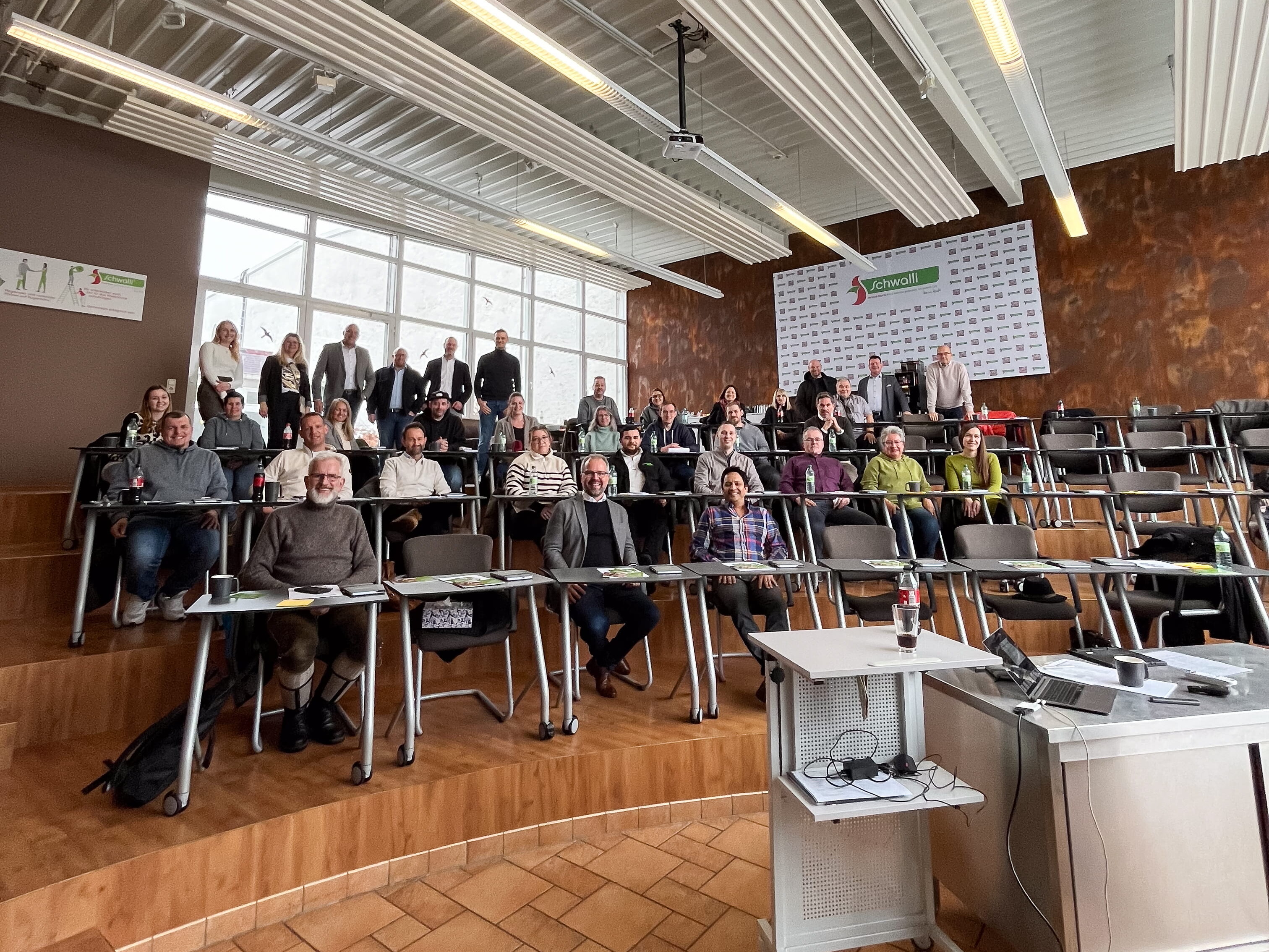 Eine Gruppe von Menschen sitzt in einem Hörsaal.