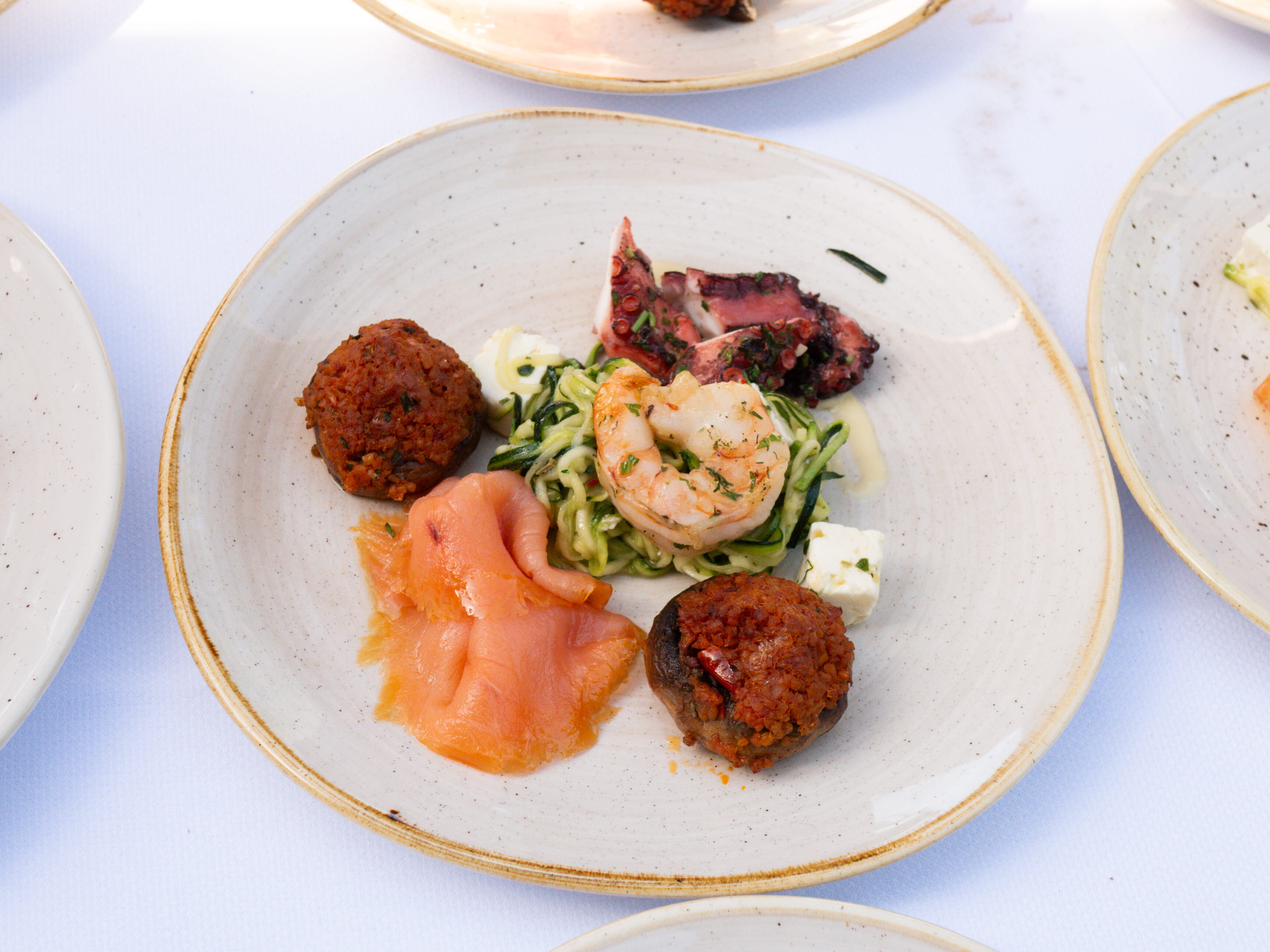Workshop Surf & Turf vom Grill Eine Gruppe von Menschen steht in einem Raum.
