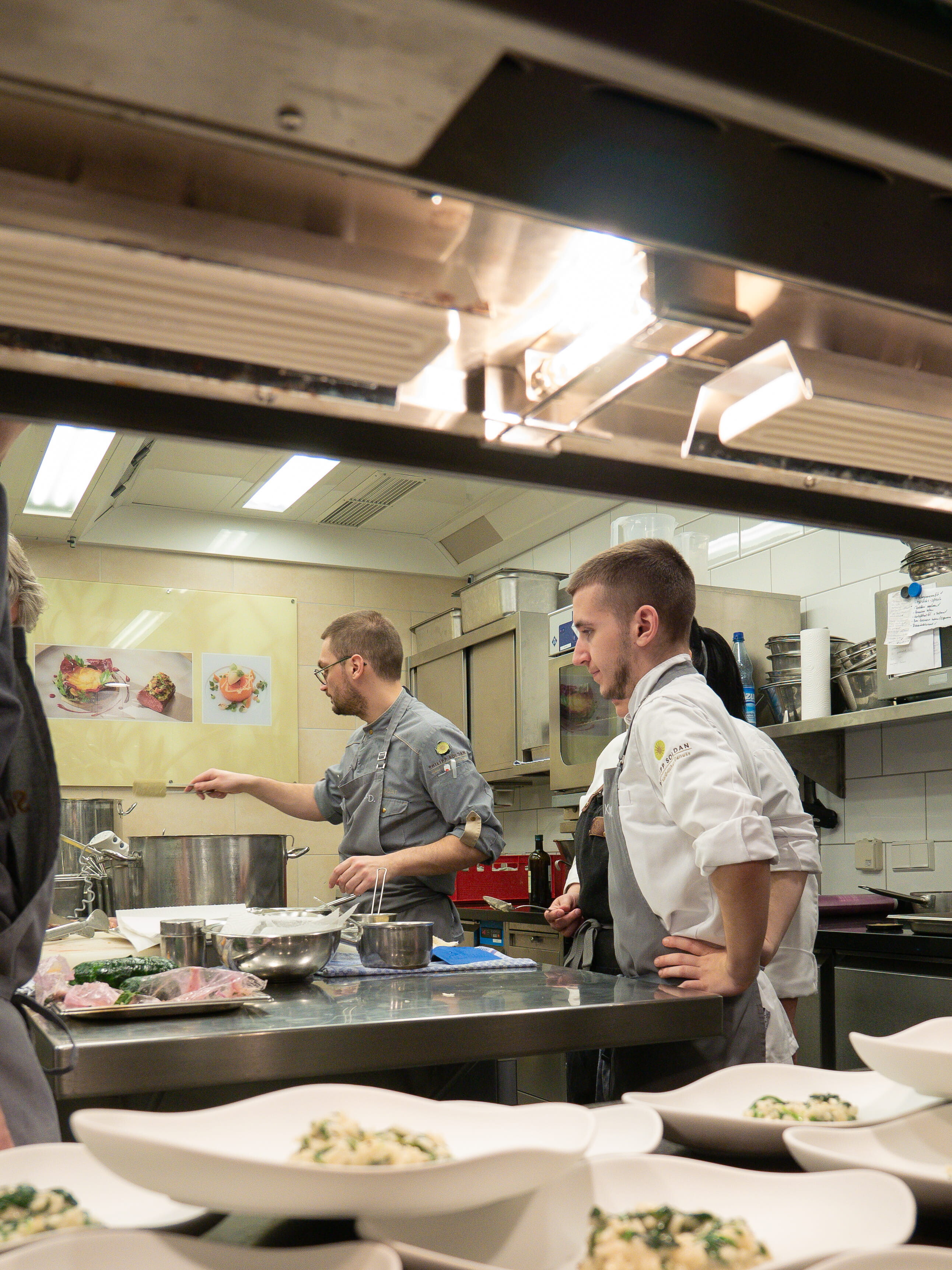 Eine Gruppe von Männern in einer Küche.