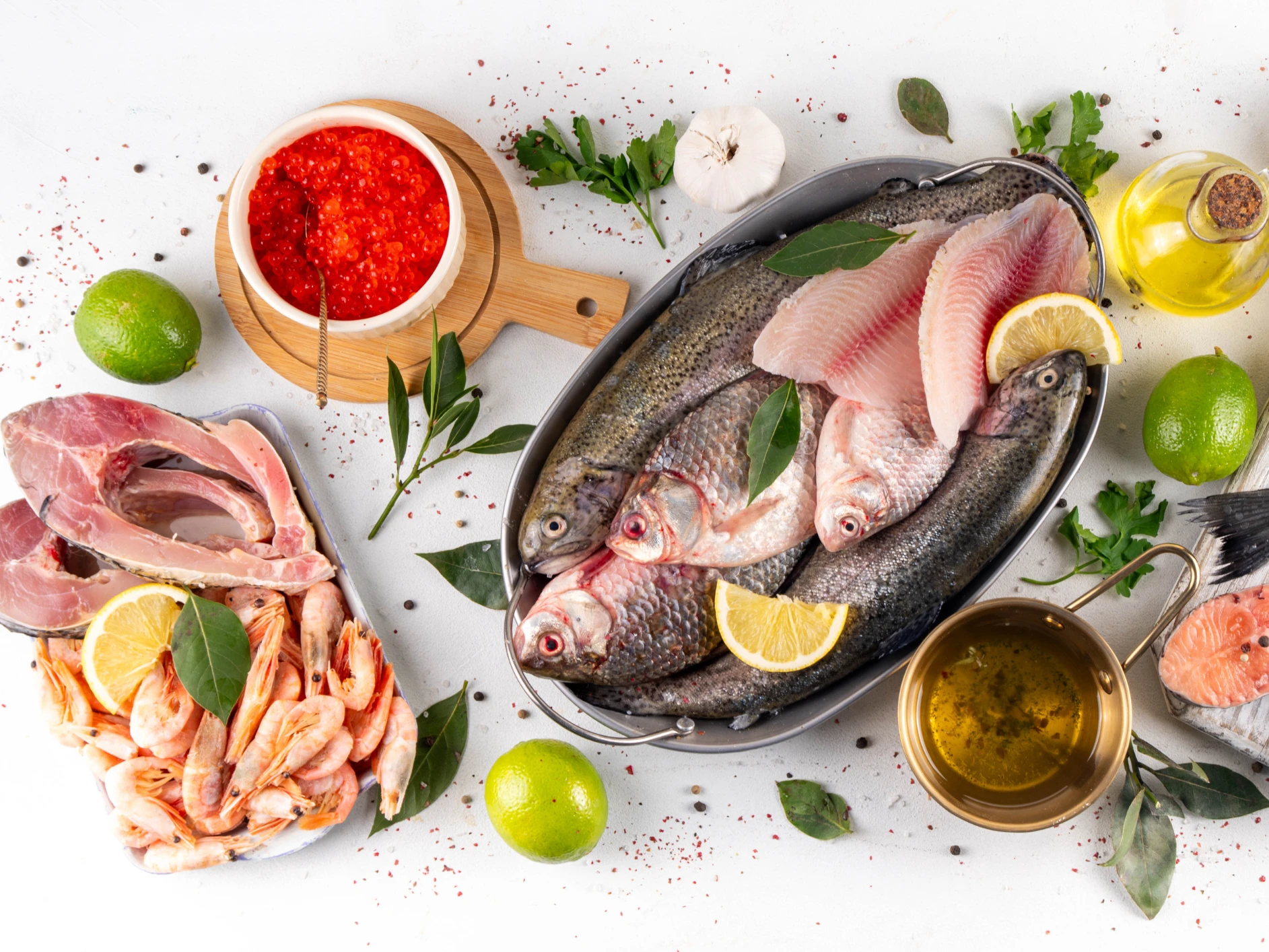 Ein Tablett mit Fisch und Garnelen, garniert mit Zitronen und Kräutern.