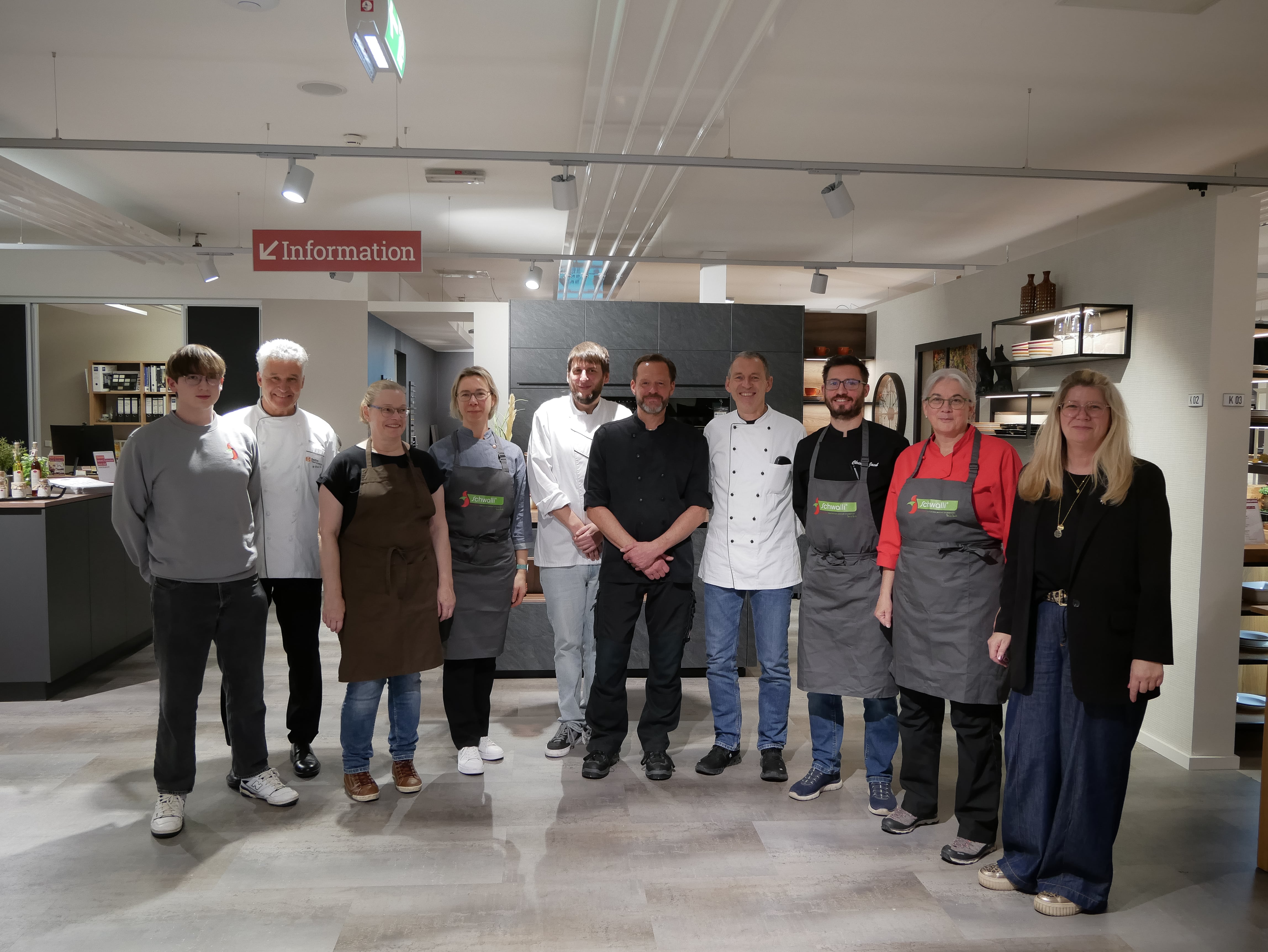 Gesunde Ernährung in der GV Eine Gruppe von Menschen posiert für ein Foto.