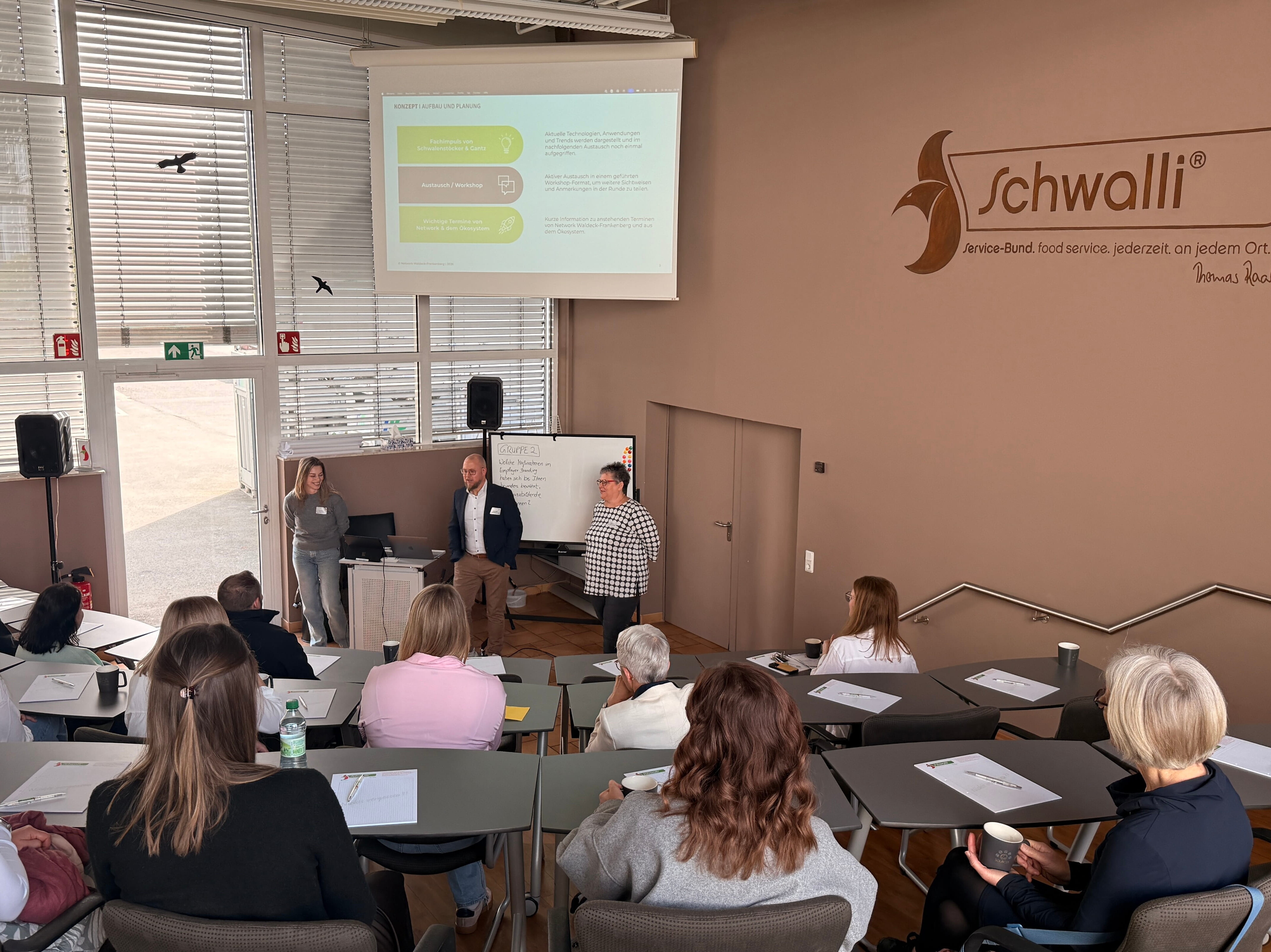 Eine Gruppe von Menschen in einem Klassenzimmer.