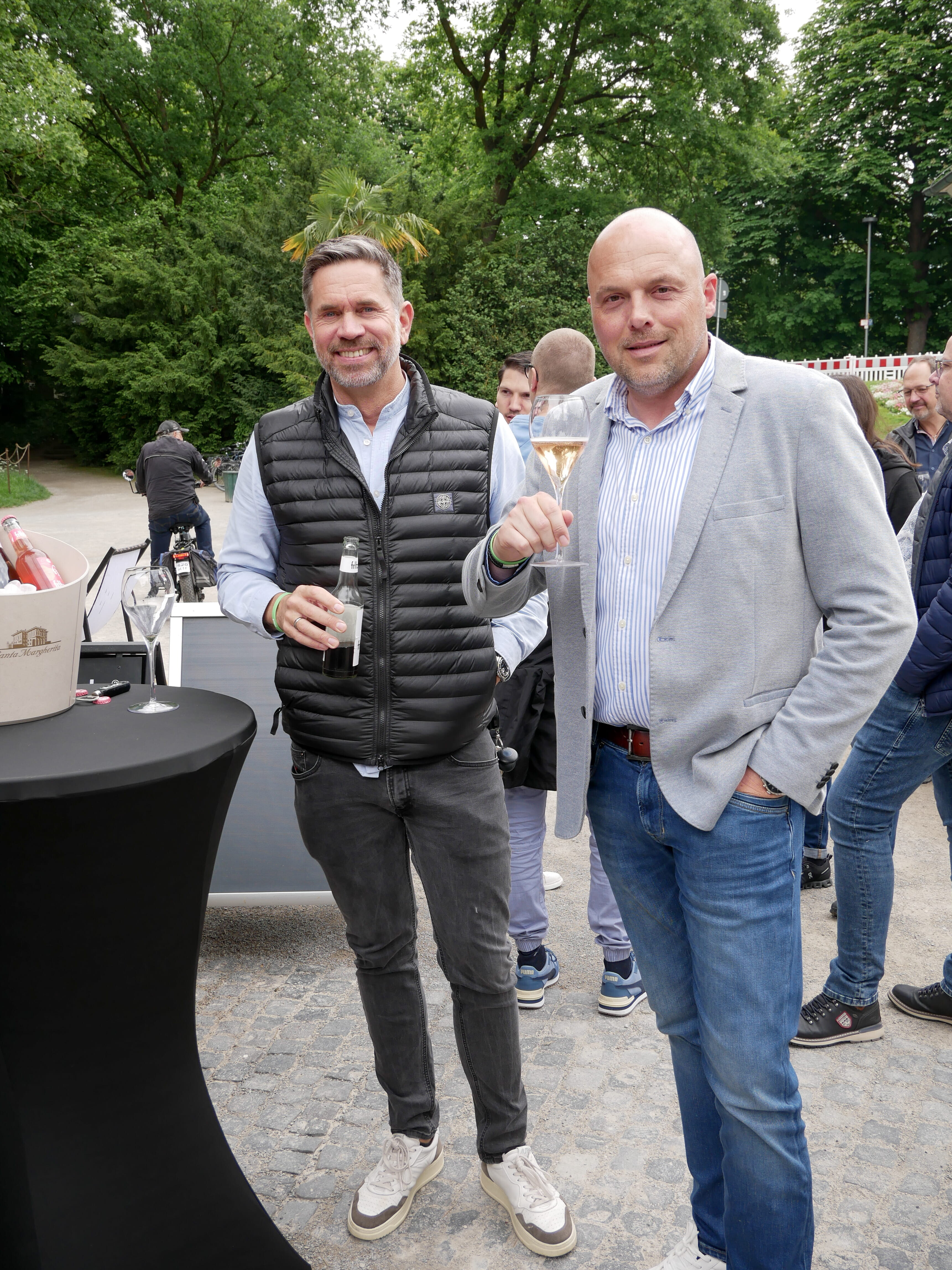 Sieben Bergen Kassel Zwei Männer stehen neben einem Tisch mit Getränken.