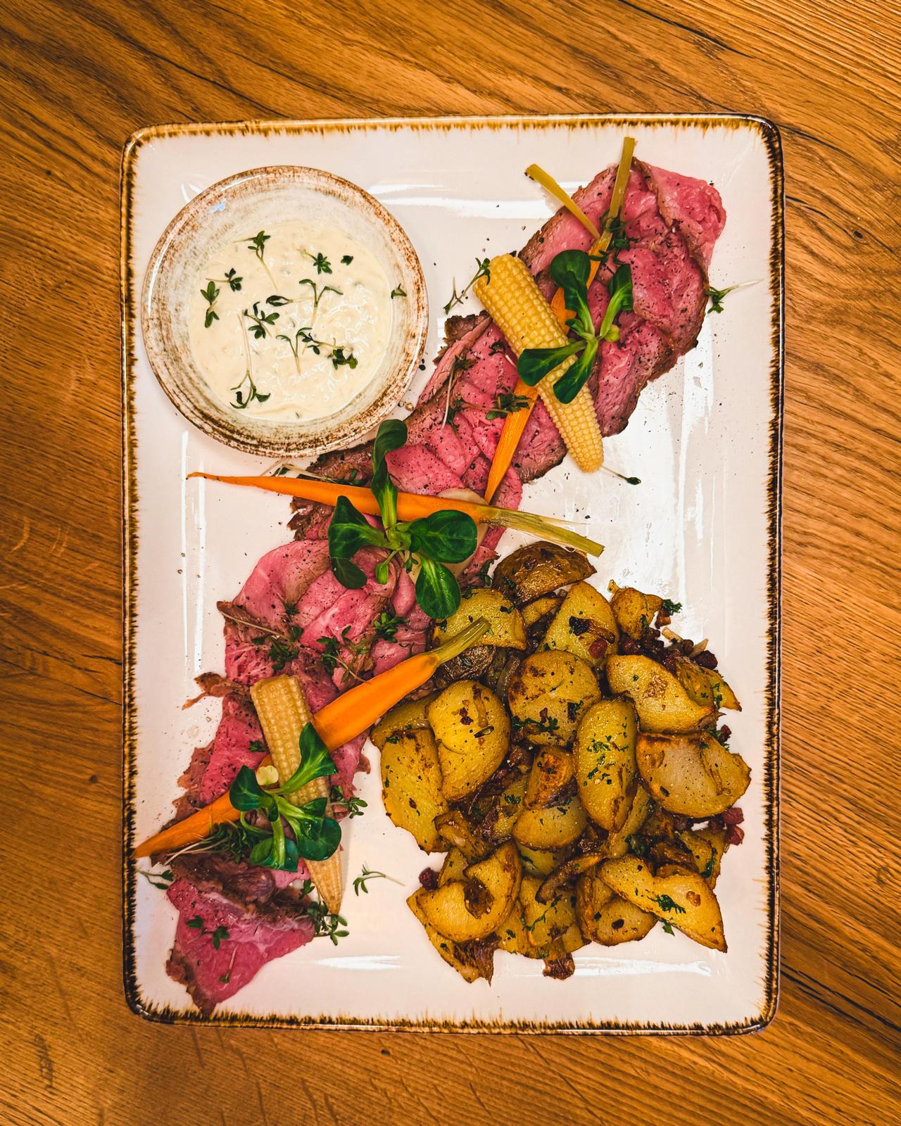 Gartenlaube Marburg Teller mit Gemüse und Garnitur auf einem Tisch