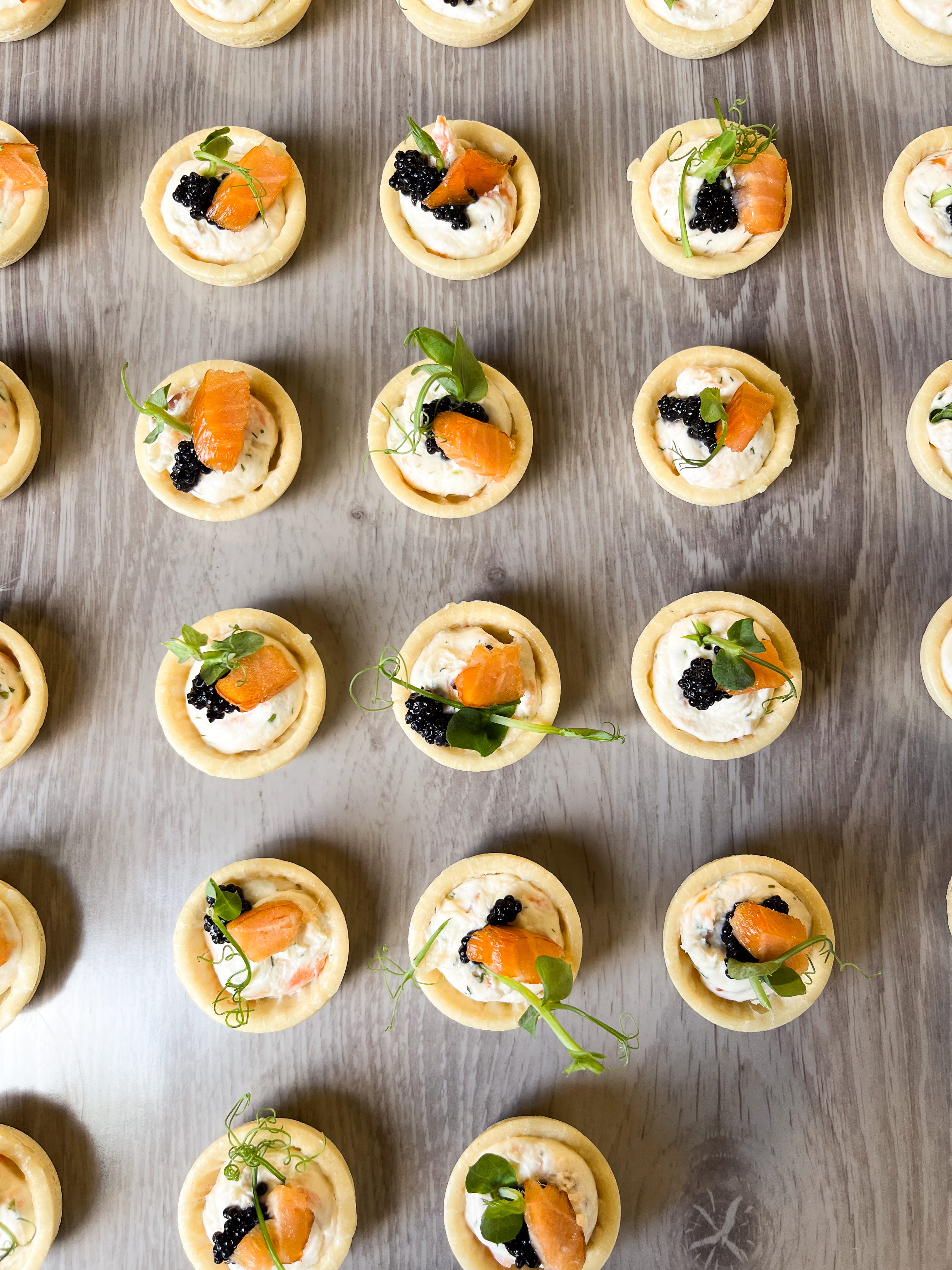 Eine Auswahl an Fingerfood auf einem Tisch.