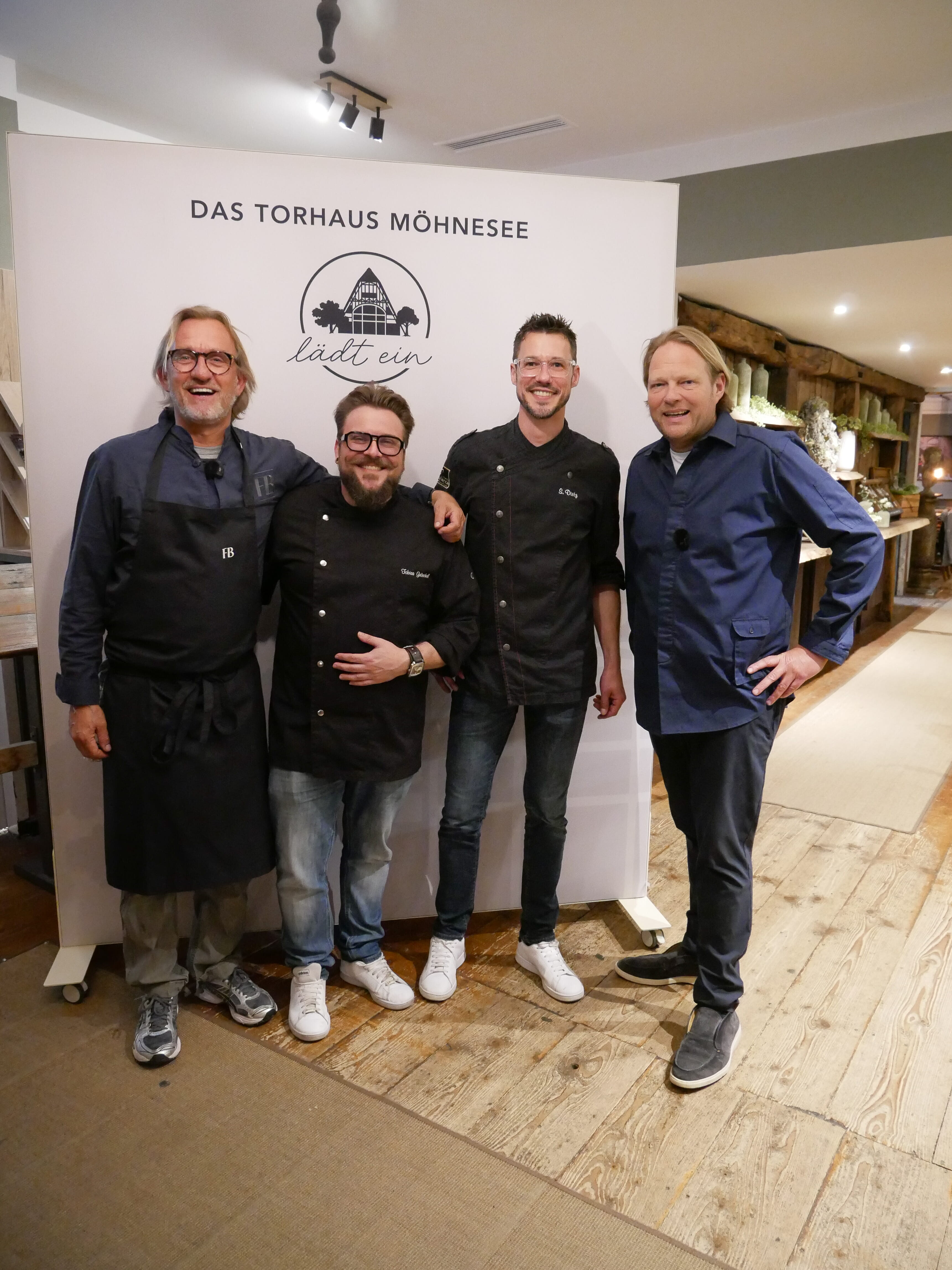 Eine Gruppe von Männern steht vor einem Schild.