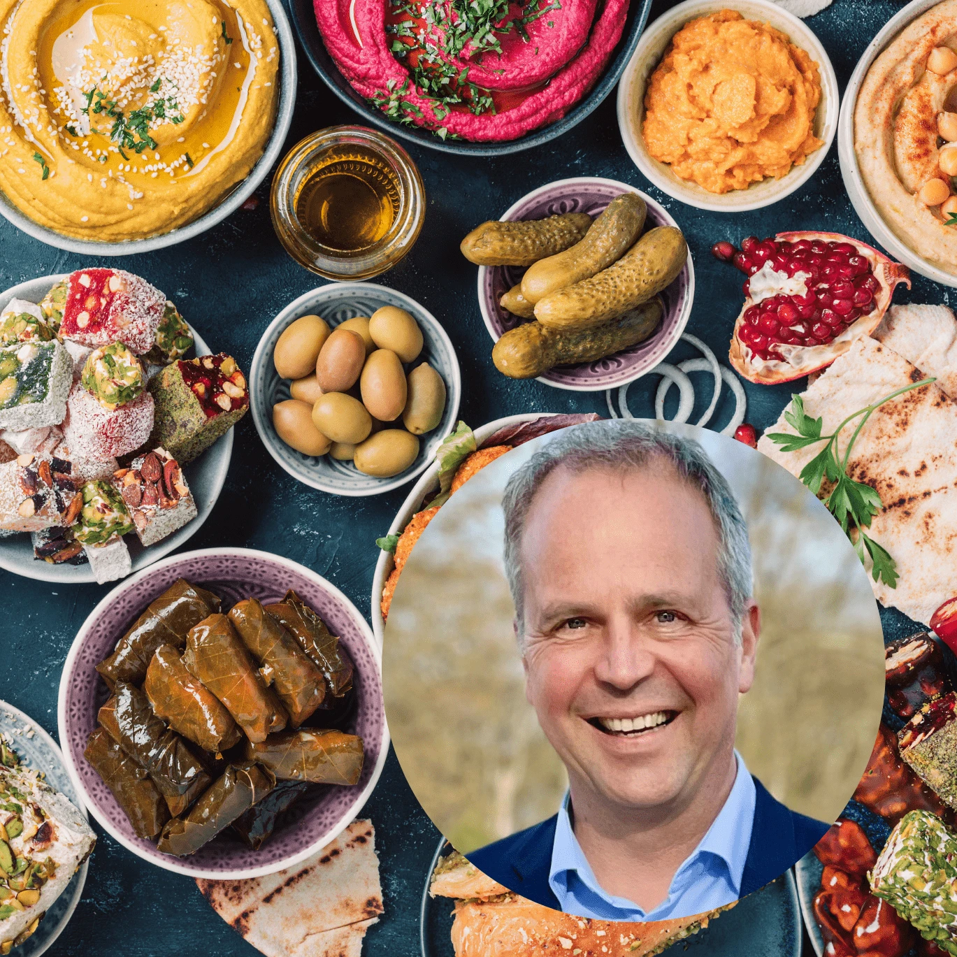 Erfolgsrezepte für morgen Ein Mann mit einem lächelnden Gesicht in einer Schüssel mit Essen.