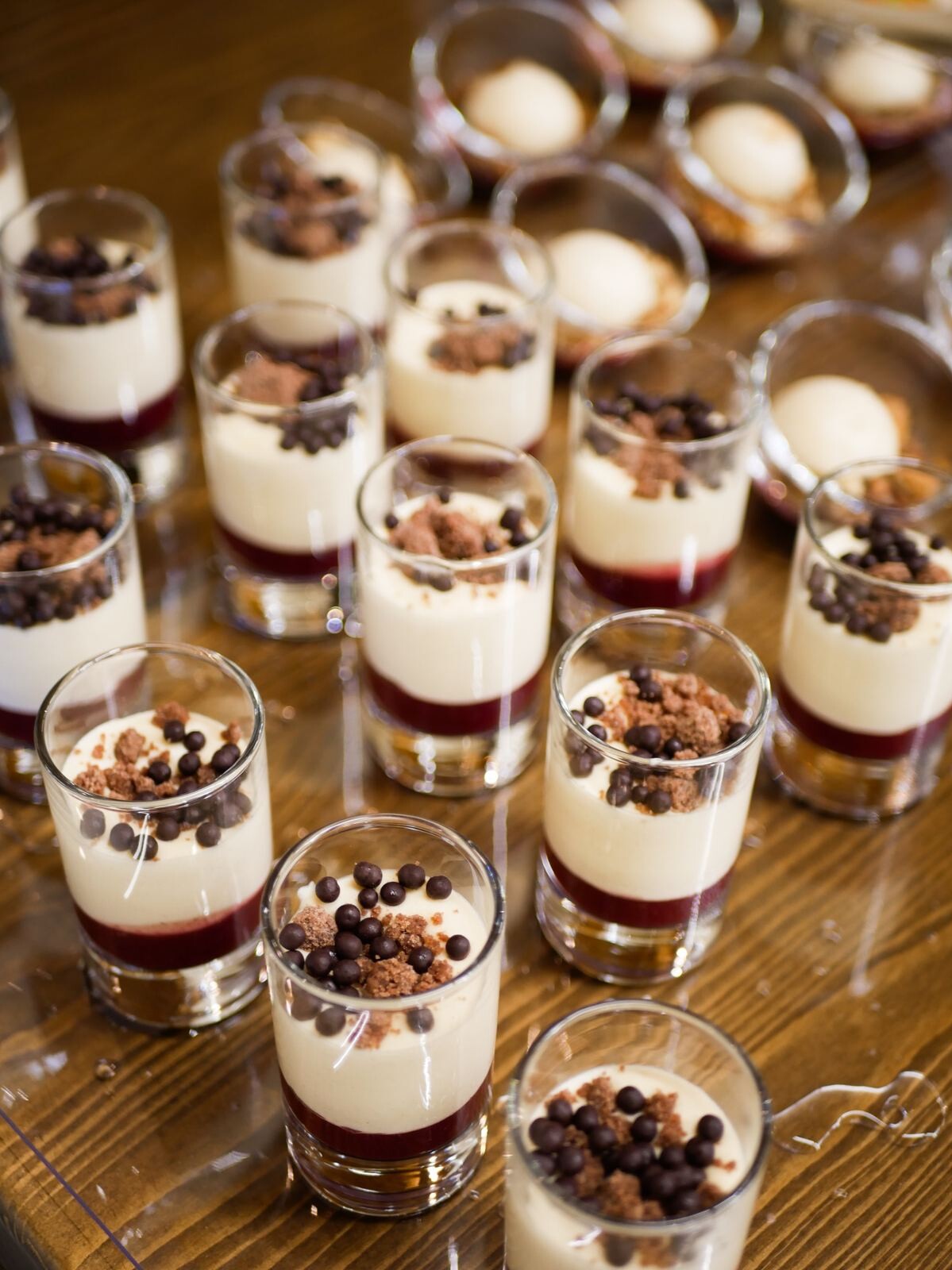 Eine Gruppe von Dessertgläsern mit Sahne.