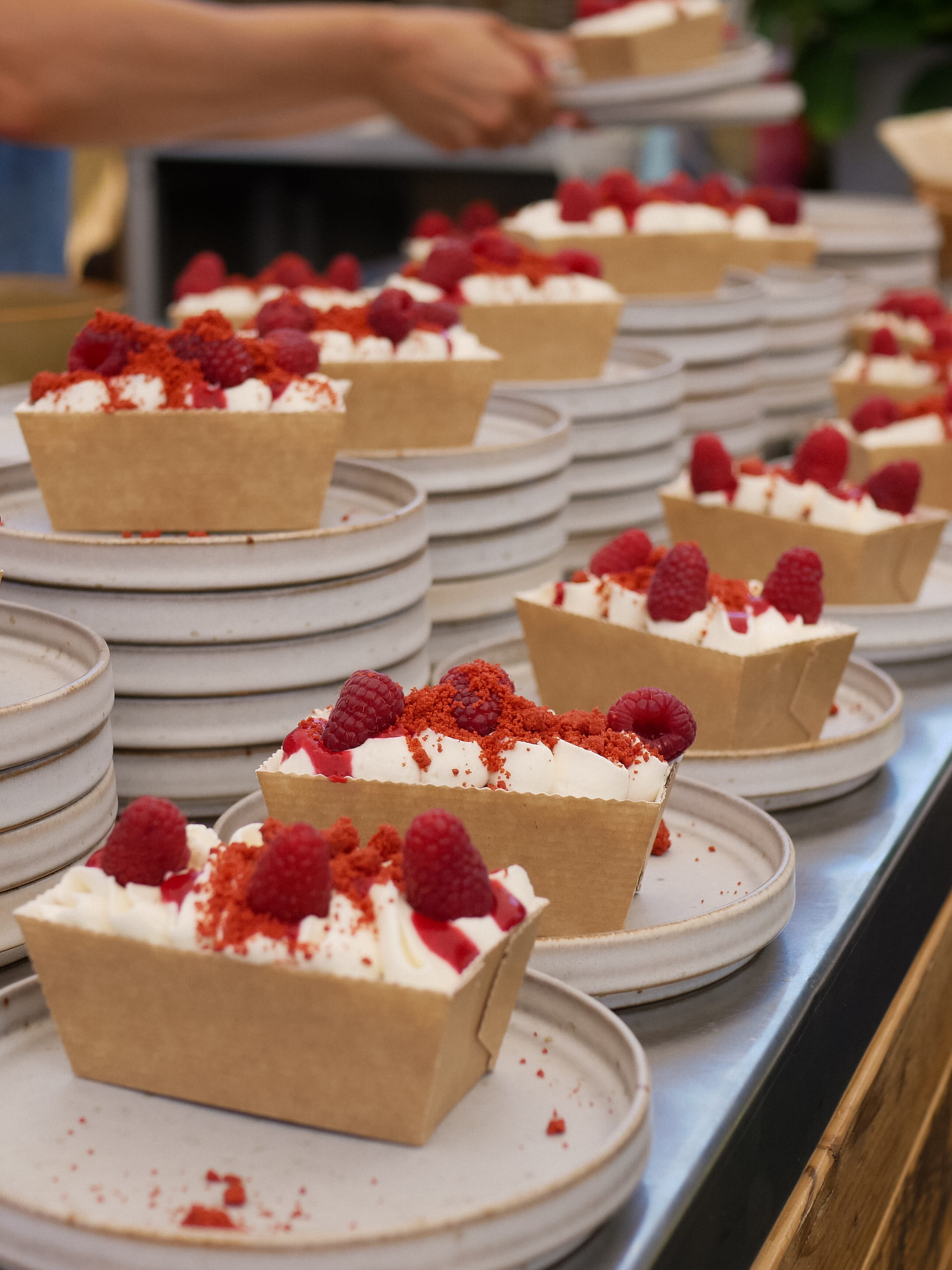 Eine Reihe kleiner Desserts auf Tellern