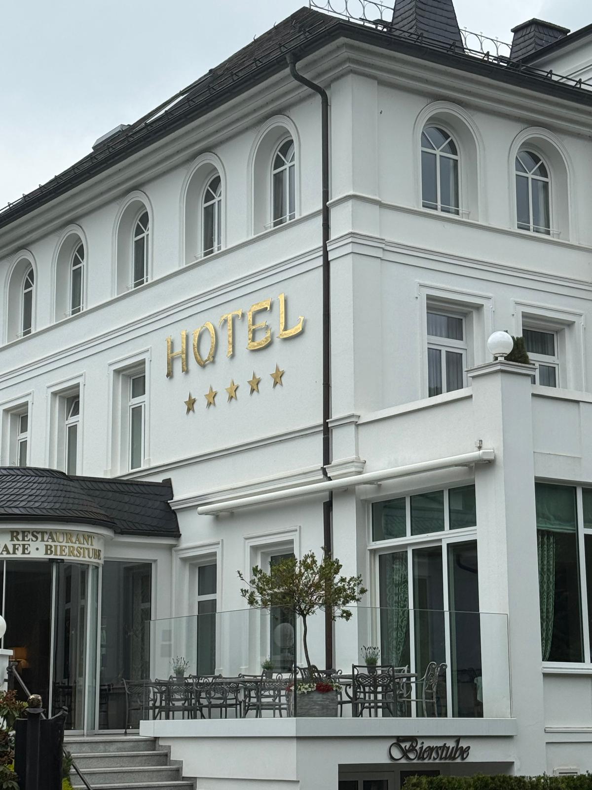 Spitzenküche für Kinderherzen Hotel Deimann Weißes Gebäude mit goldenen Buchstaben