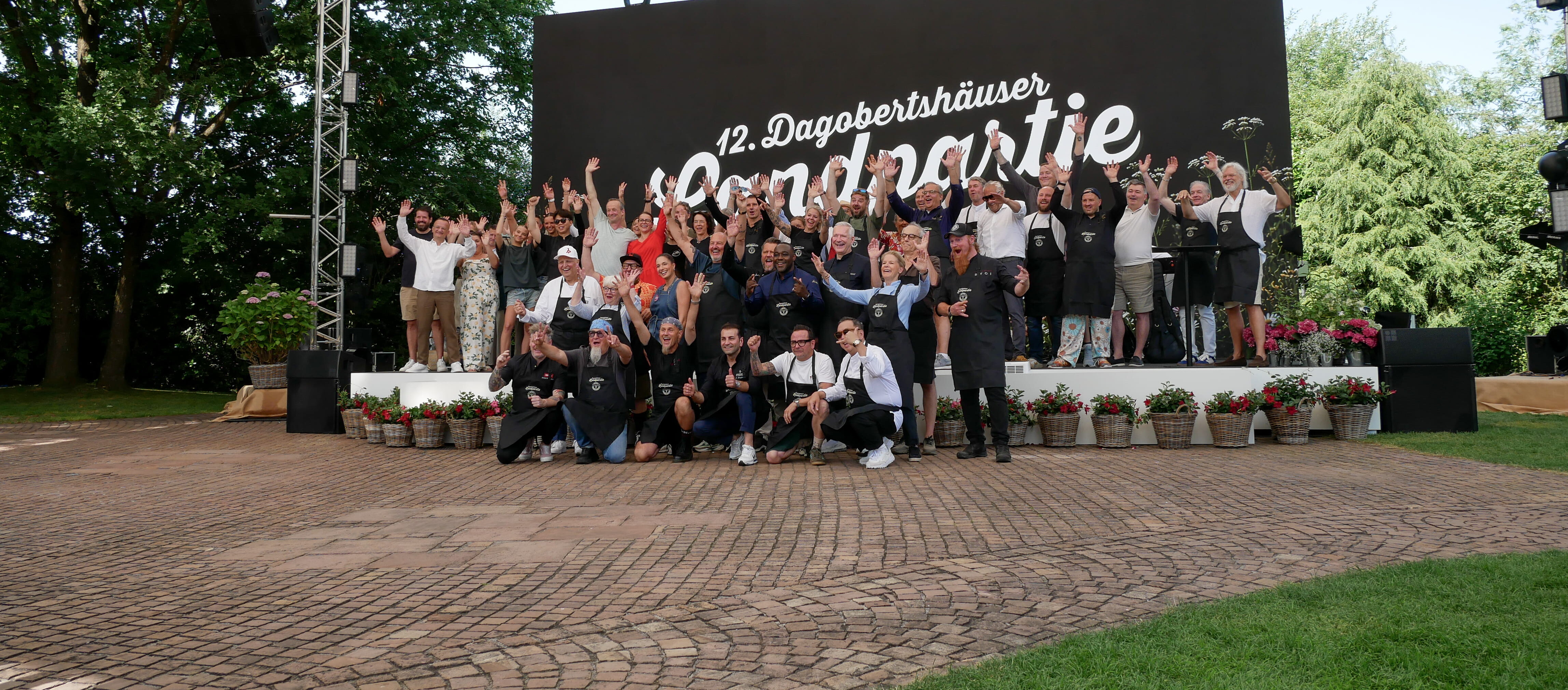 Eine Gruppe von Menschen posiert für ein Foto im Freien.