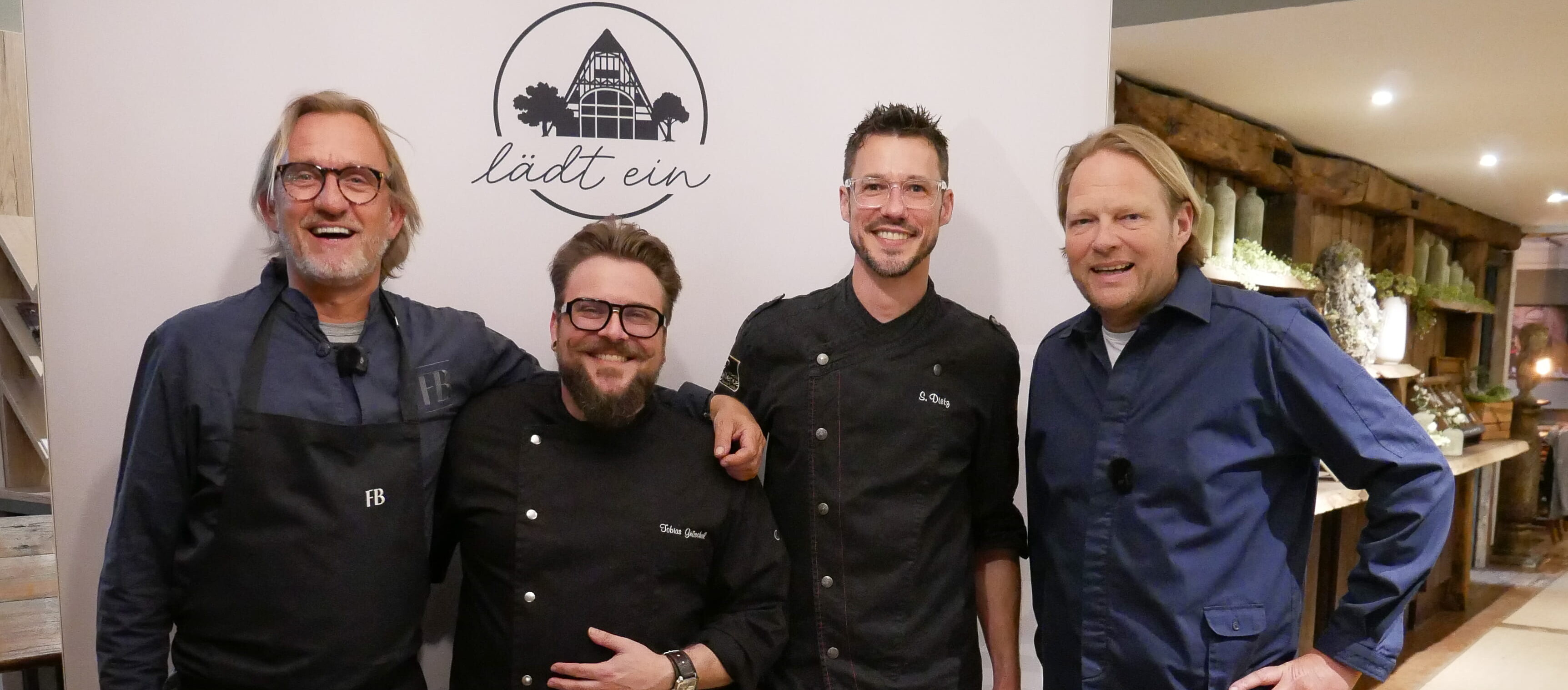 Eine Gruppe von Männern steht vor einem Schild.