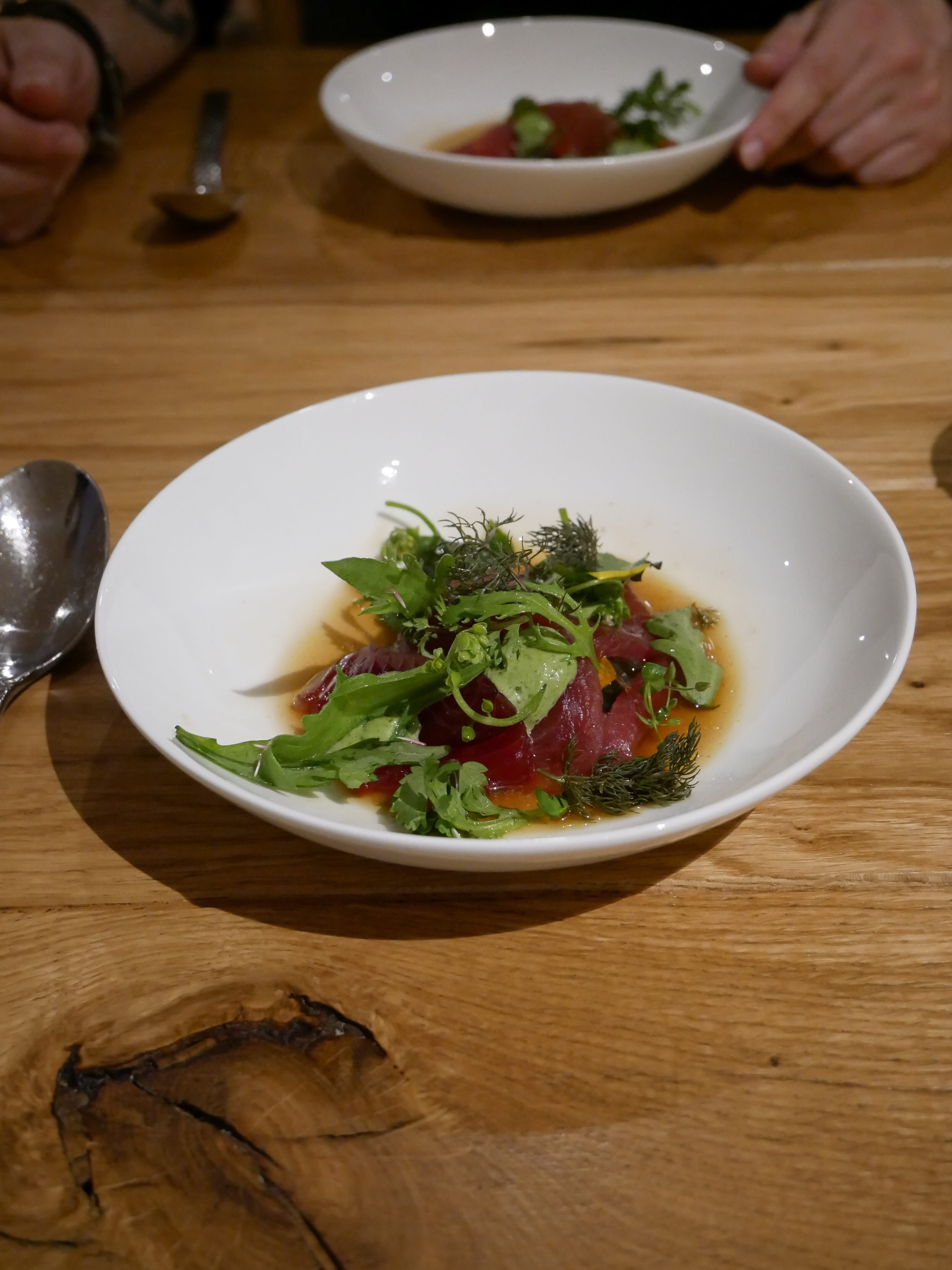 Eine Schüssel mit Essen auf einem Tisch.