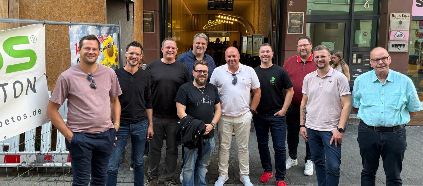 Eine Gruppe von Menschen posiert für ein Foto.