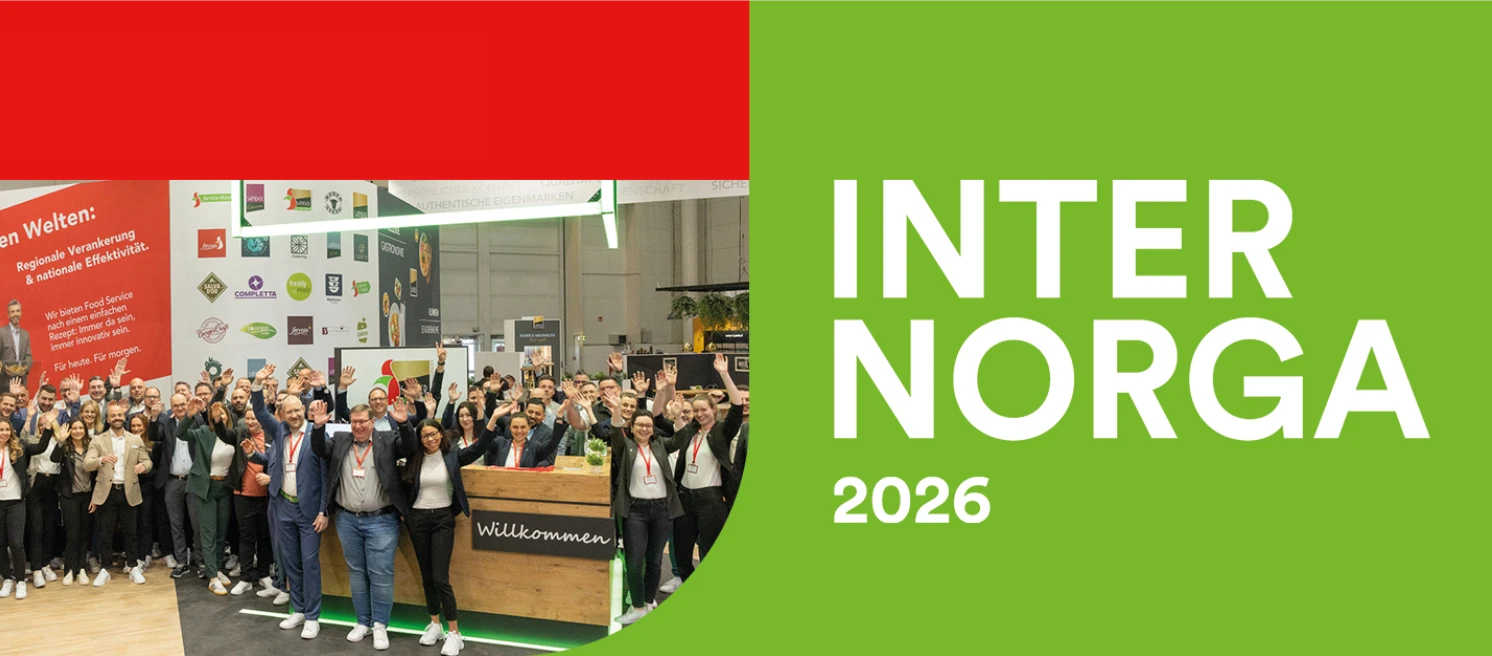 Internorga Eine Gruppe von Personen vor einem grün-schwarzen Hintergrund.