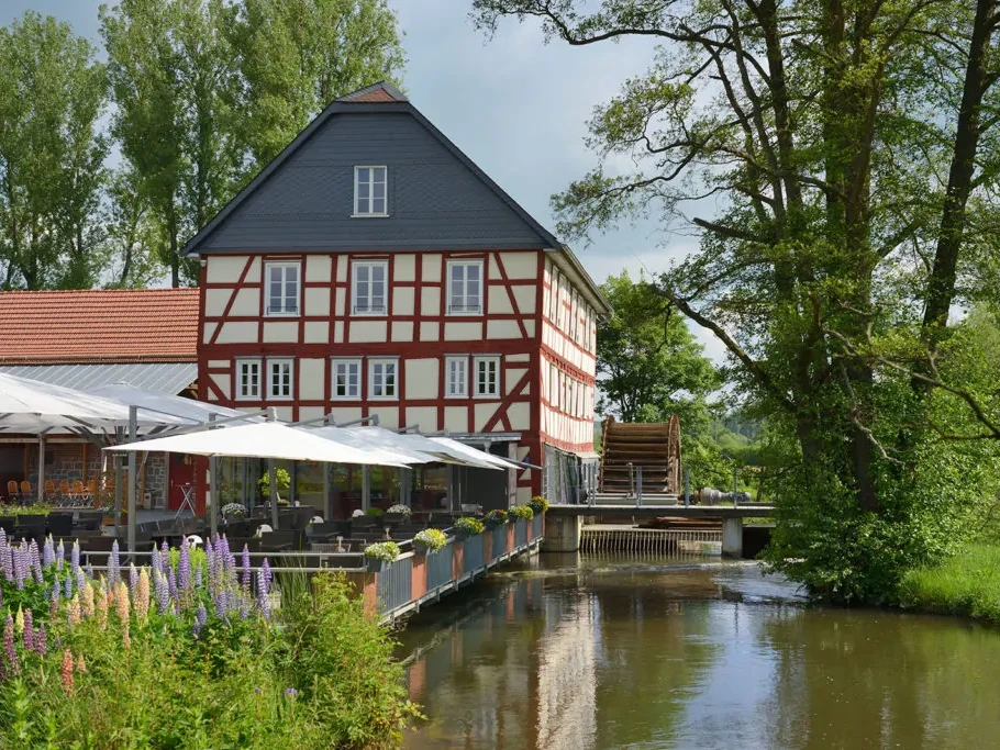 Ein Gebäude neben einem Fluss