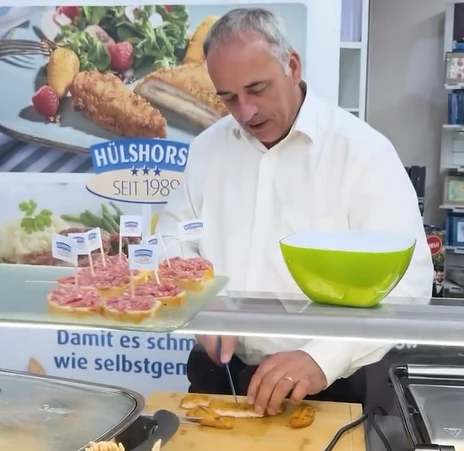Huelshorst Ein Mann steht an einem Tresen.