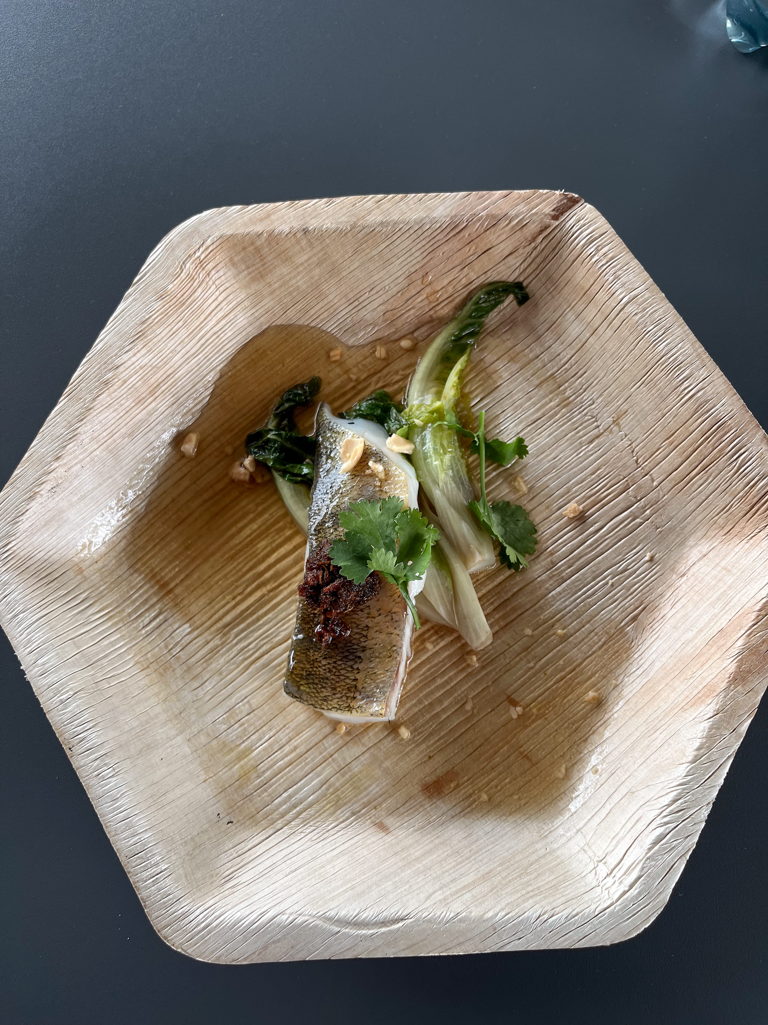 Fermentation & Umami Ein Teller mit Essen auf einem Tisch.