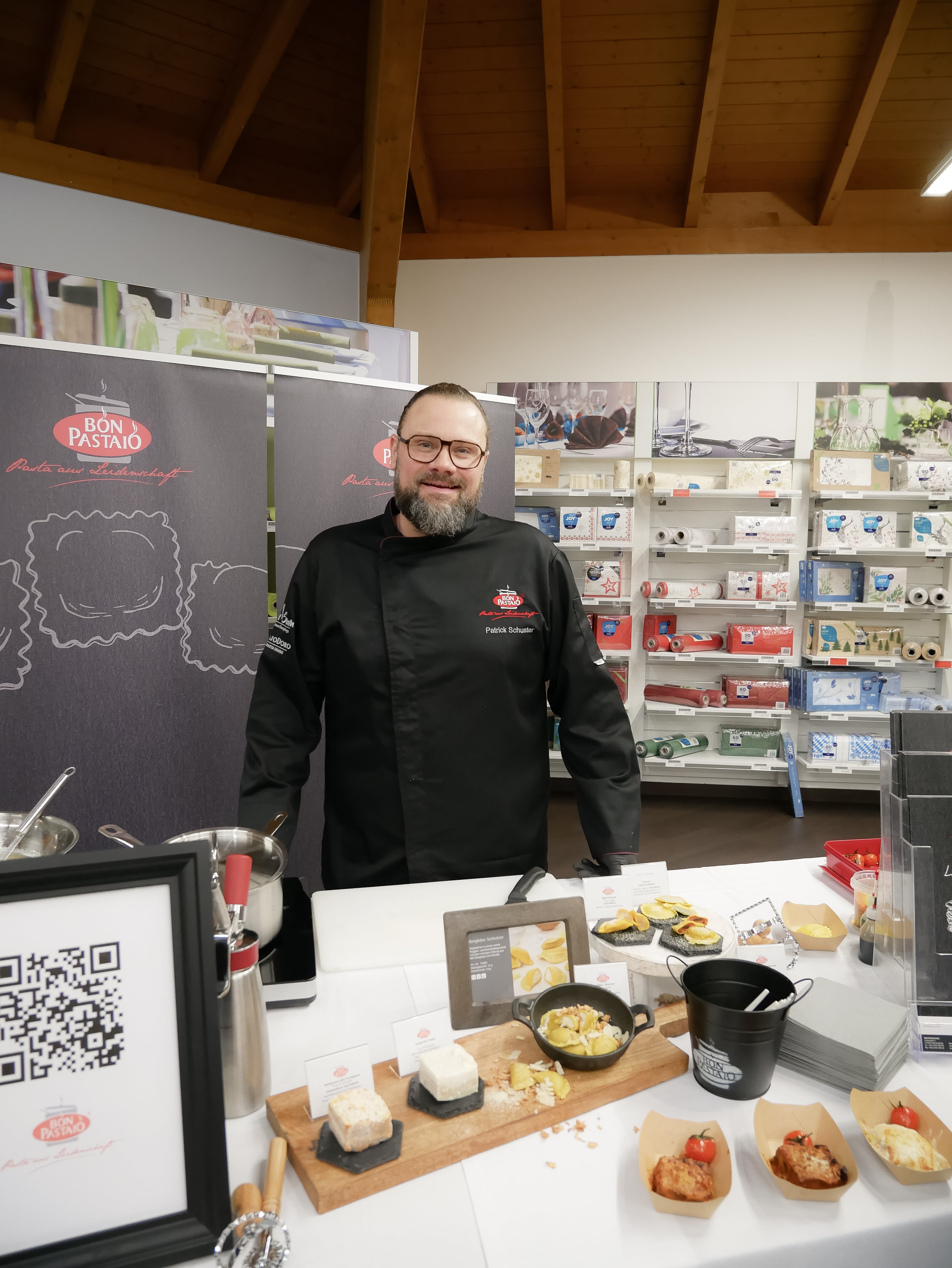 Ein Mann steht vor einem Tresen in einem Imbiss.