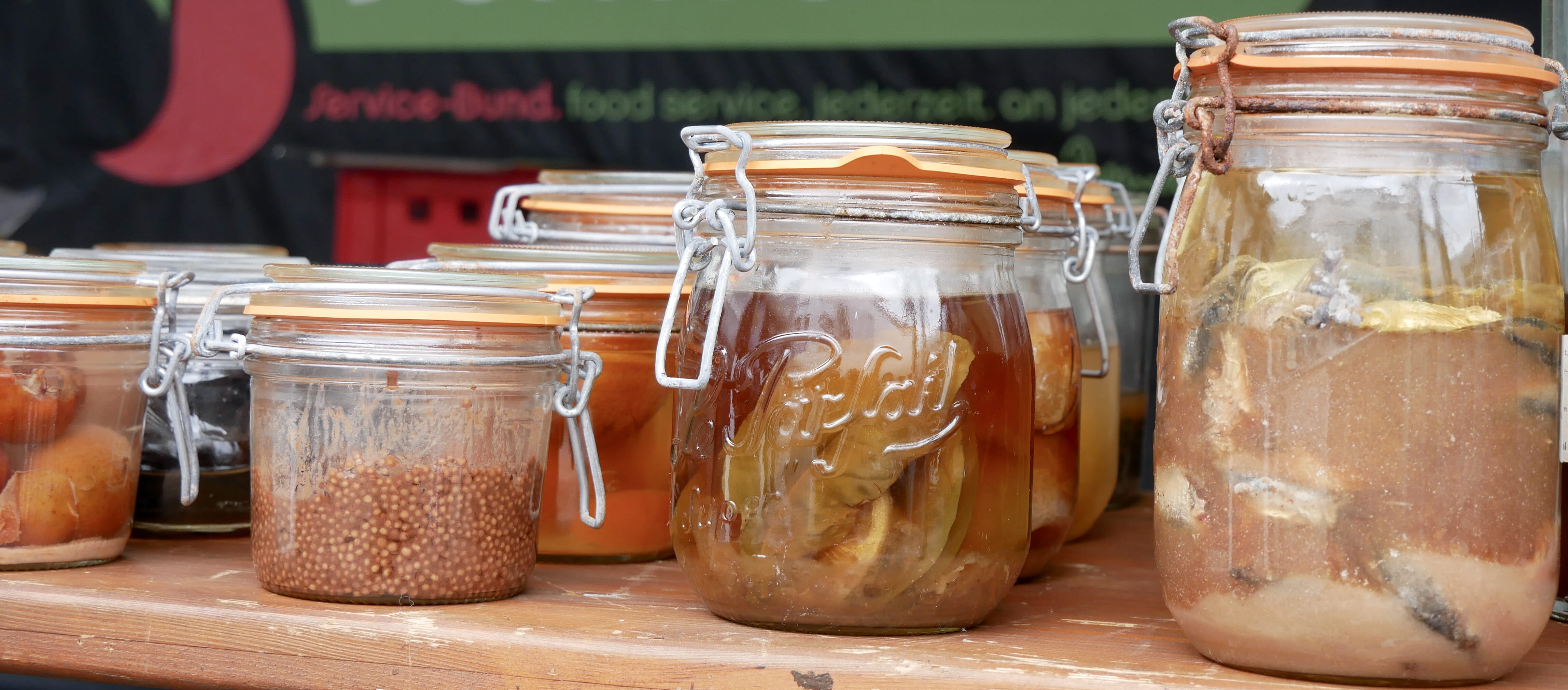Fermentation & Umami Einmachgläser mit eingelegten Lebensmitteln auf einem Tisch
