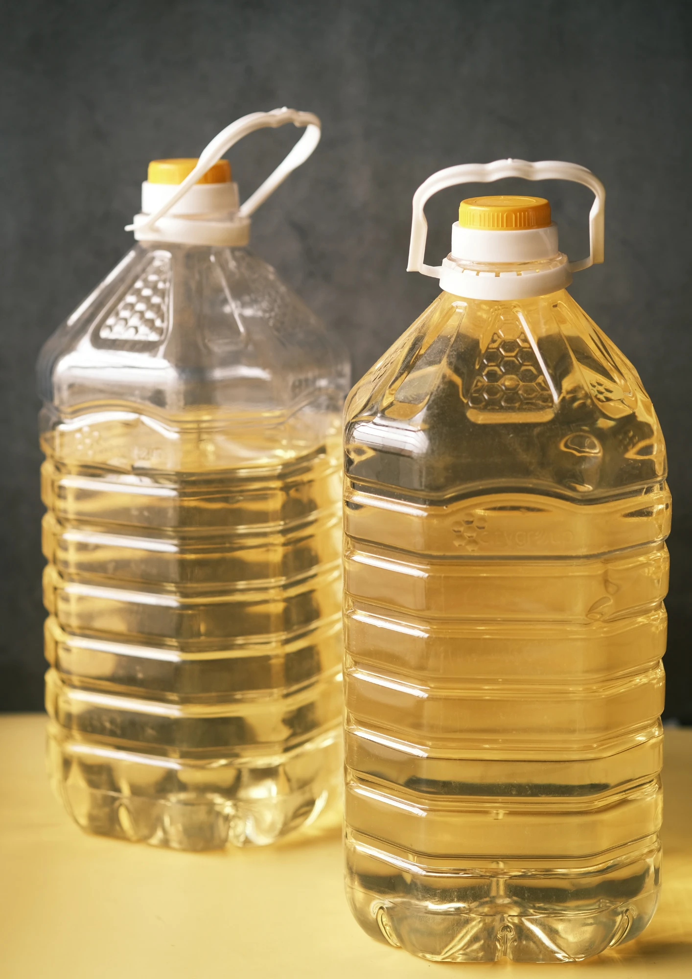 Zwei Plastikflaschen mit Flüssigkeit