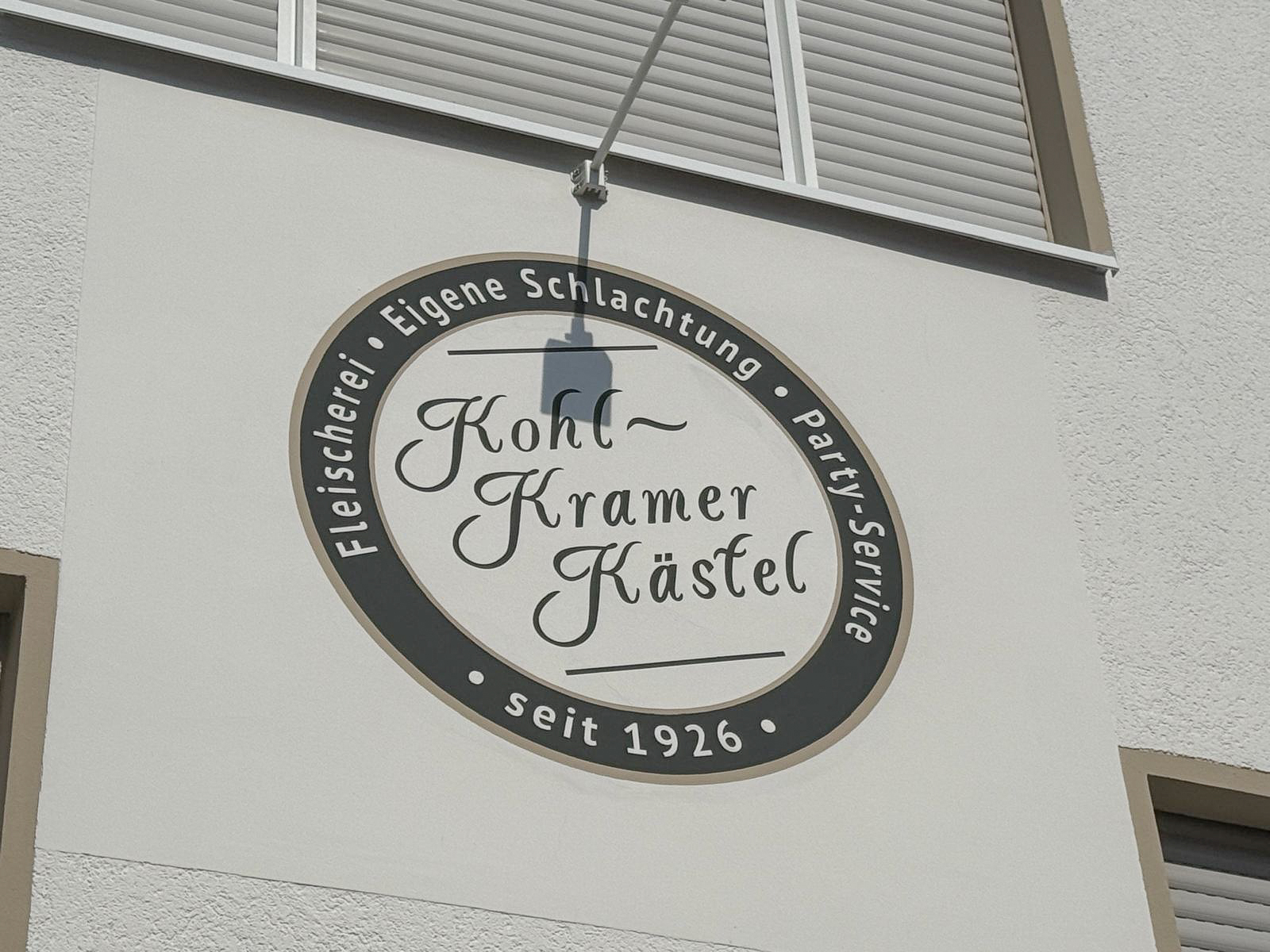 Ein Schild an einem Gebäude