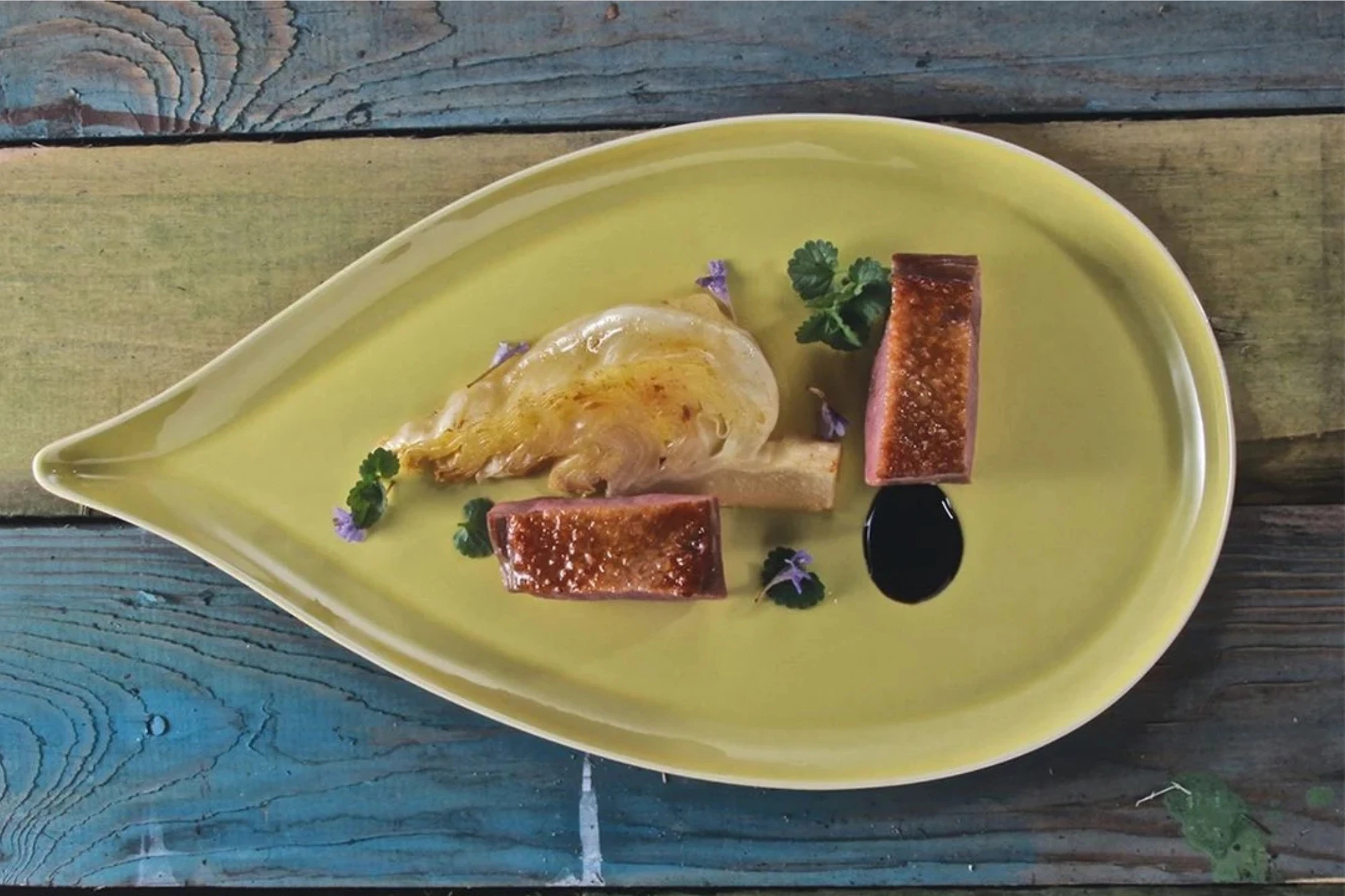 Fermentation & Umami Essen auf einem Teller, kunstvoll angerichtet