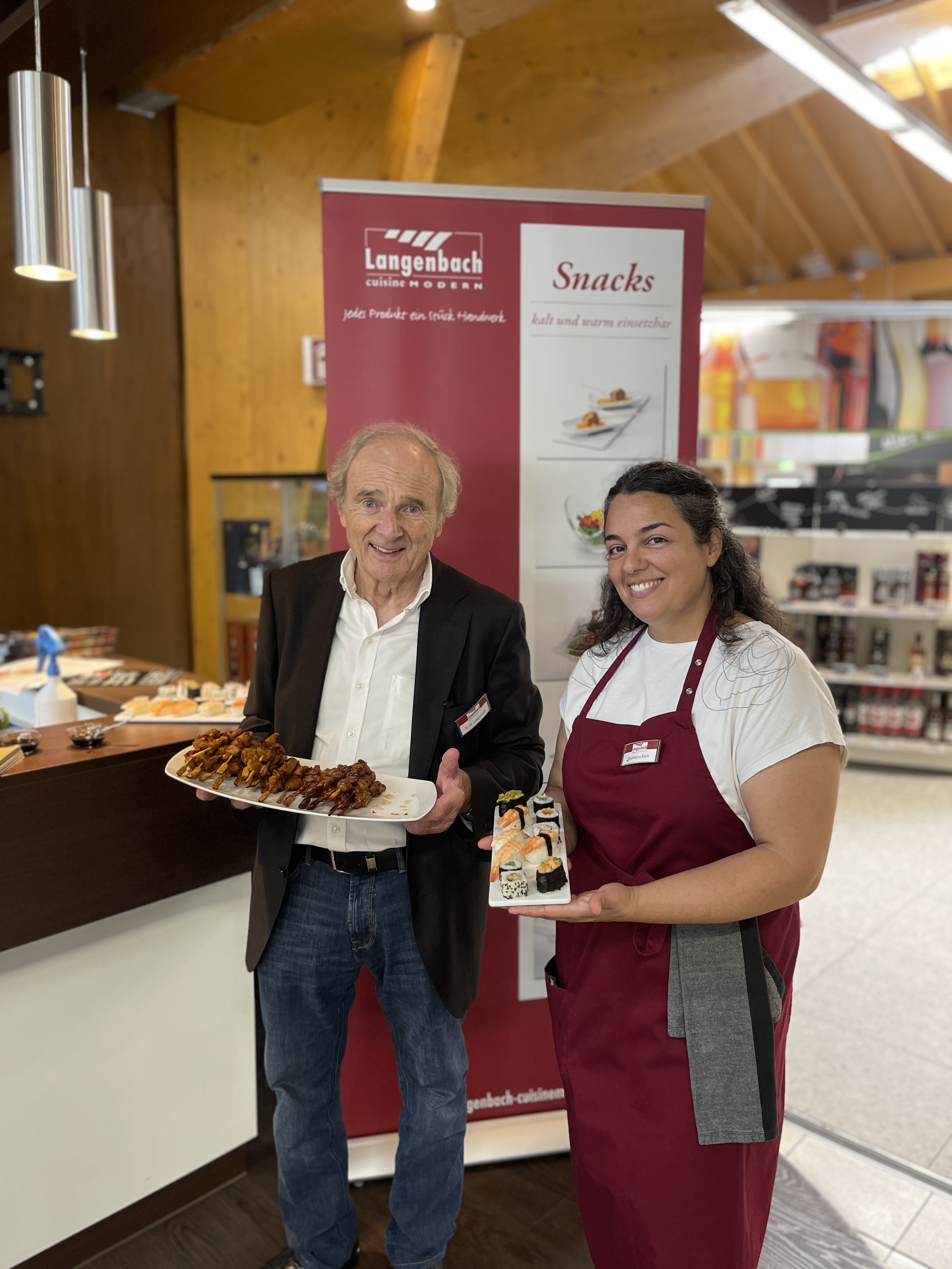 Ein Mann und eine Frau halten Teller mit Essen.
