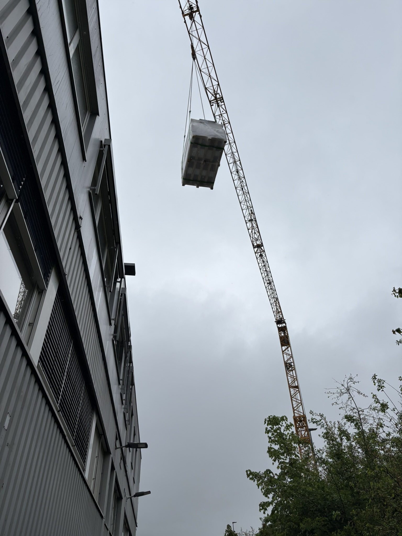 Neuwerk Continental Korbach Ein Kran hebt eine Kiste.