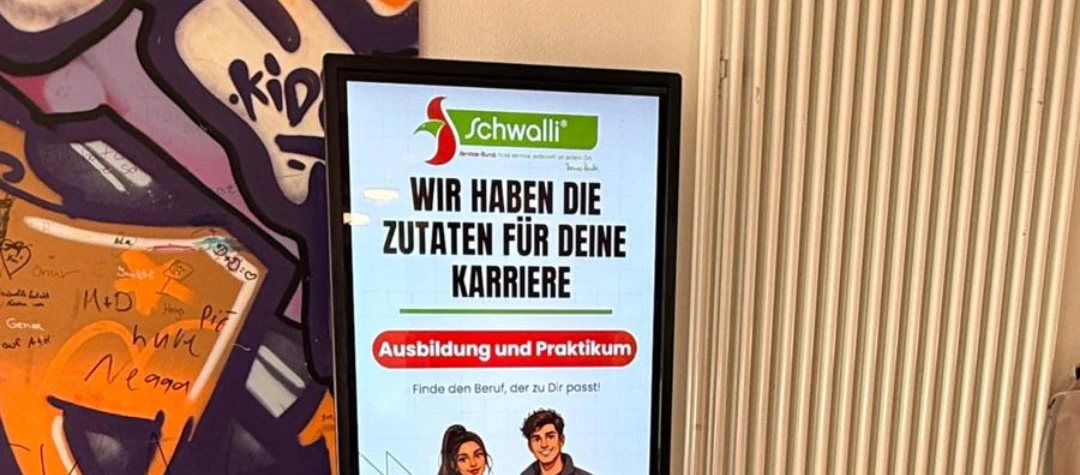 Azubi Säule Bildschirm auf einem Ständer mit Text und grafischem Design.