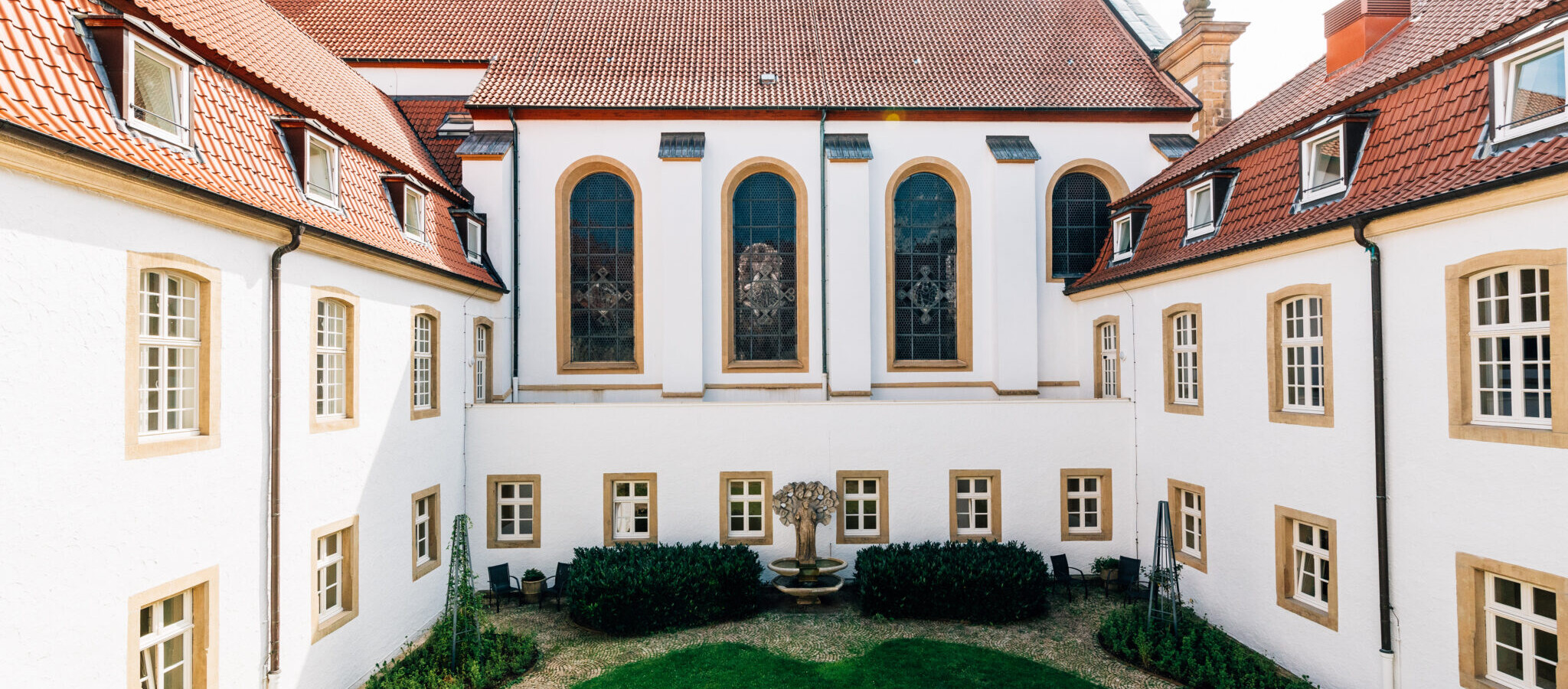 Hof eines Gebäudes mit einem Brunnen in der Mitte
