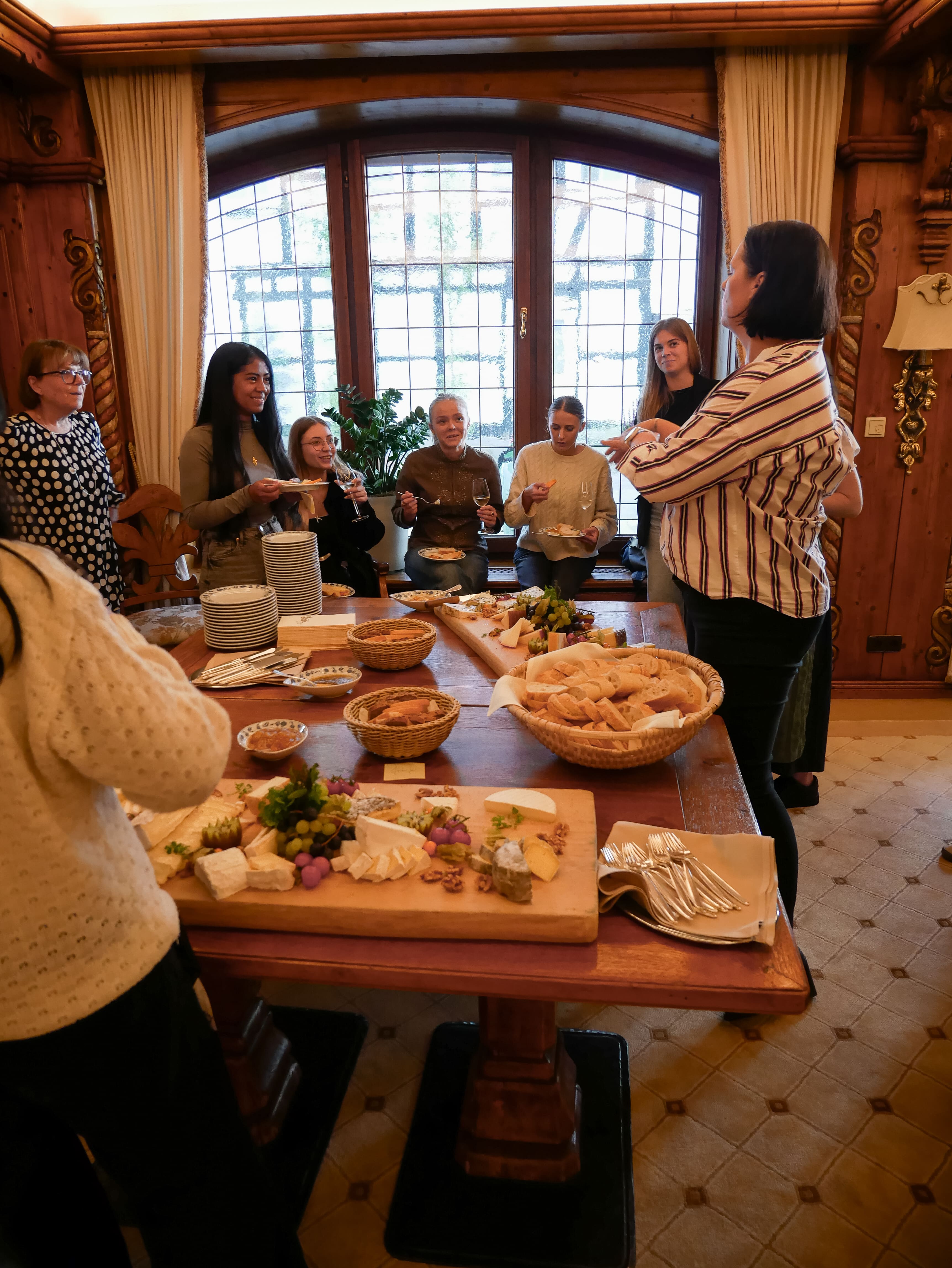Käse-Seminar Eine Gruppe von Menschen sitzt um einen Tisch und isst gemeinsam.