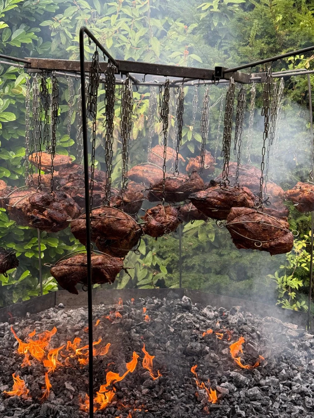 Lecker! Fleisch auf einem Feuer im Freien