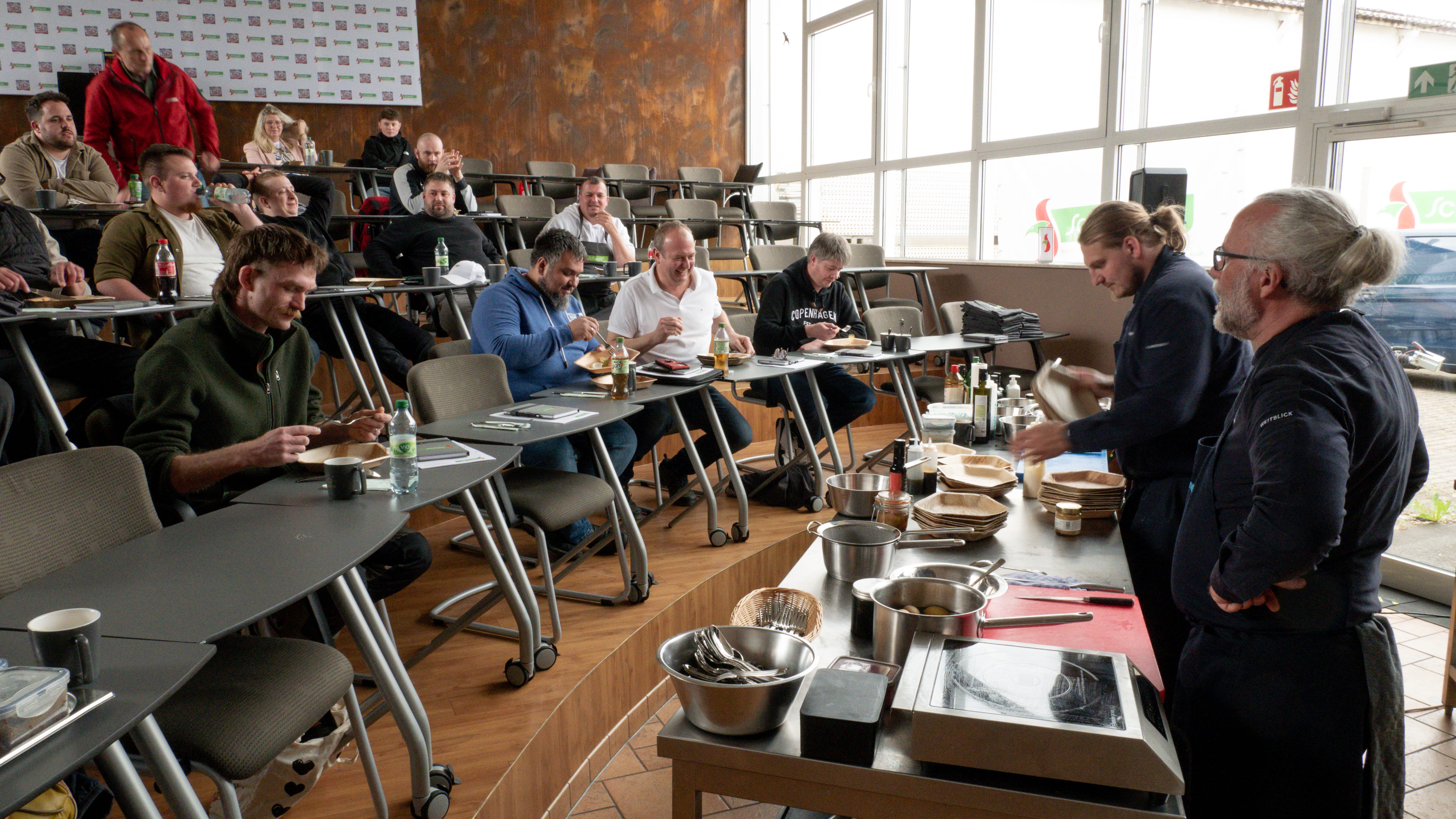 Fermentation & Umami Eine Gruppe von Menschen sitzt an Tischen und isst.