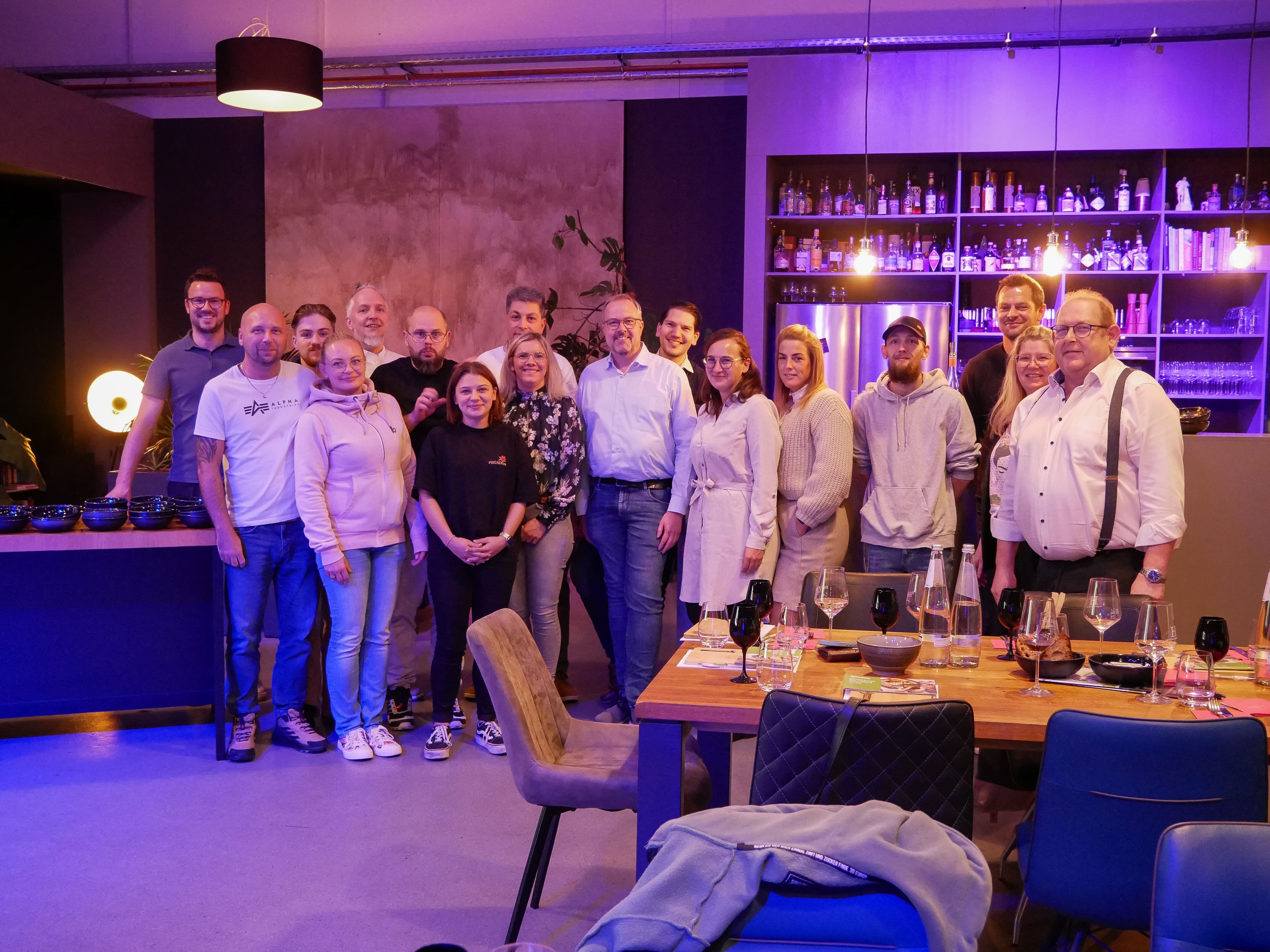 Wein und Dinner Gruppenbild Eine Gruppe von Menschen posiert für ein Foto.