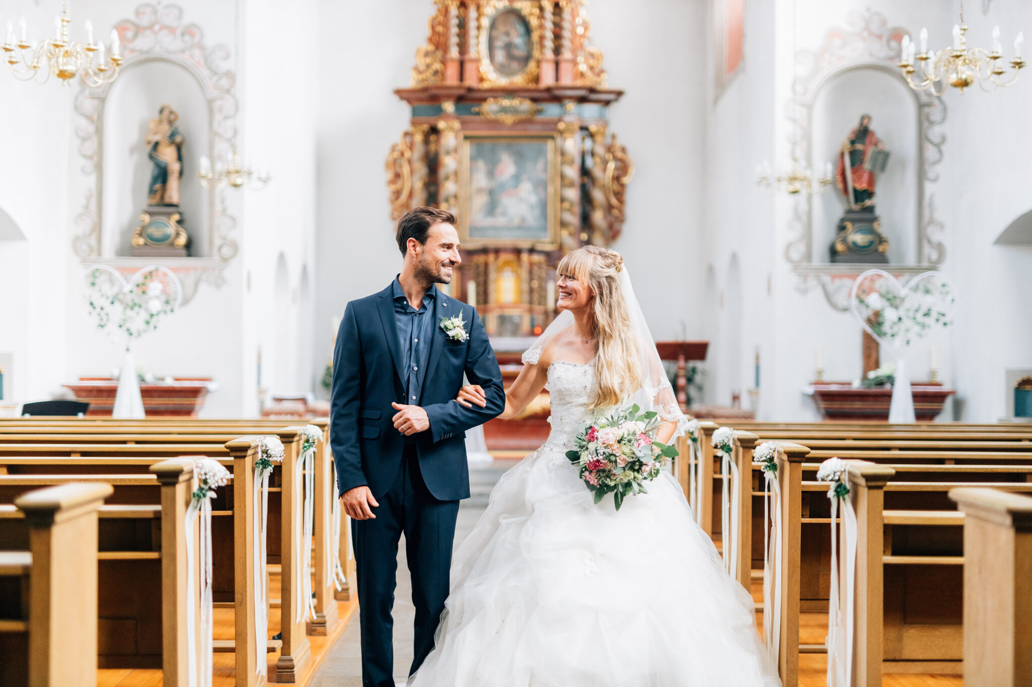 Ein Mann und eine Frau in einer Kirche während einer Hochzeitszeremonie.