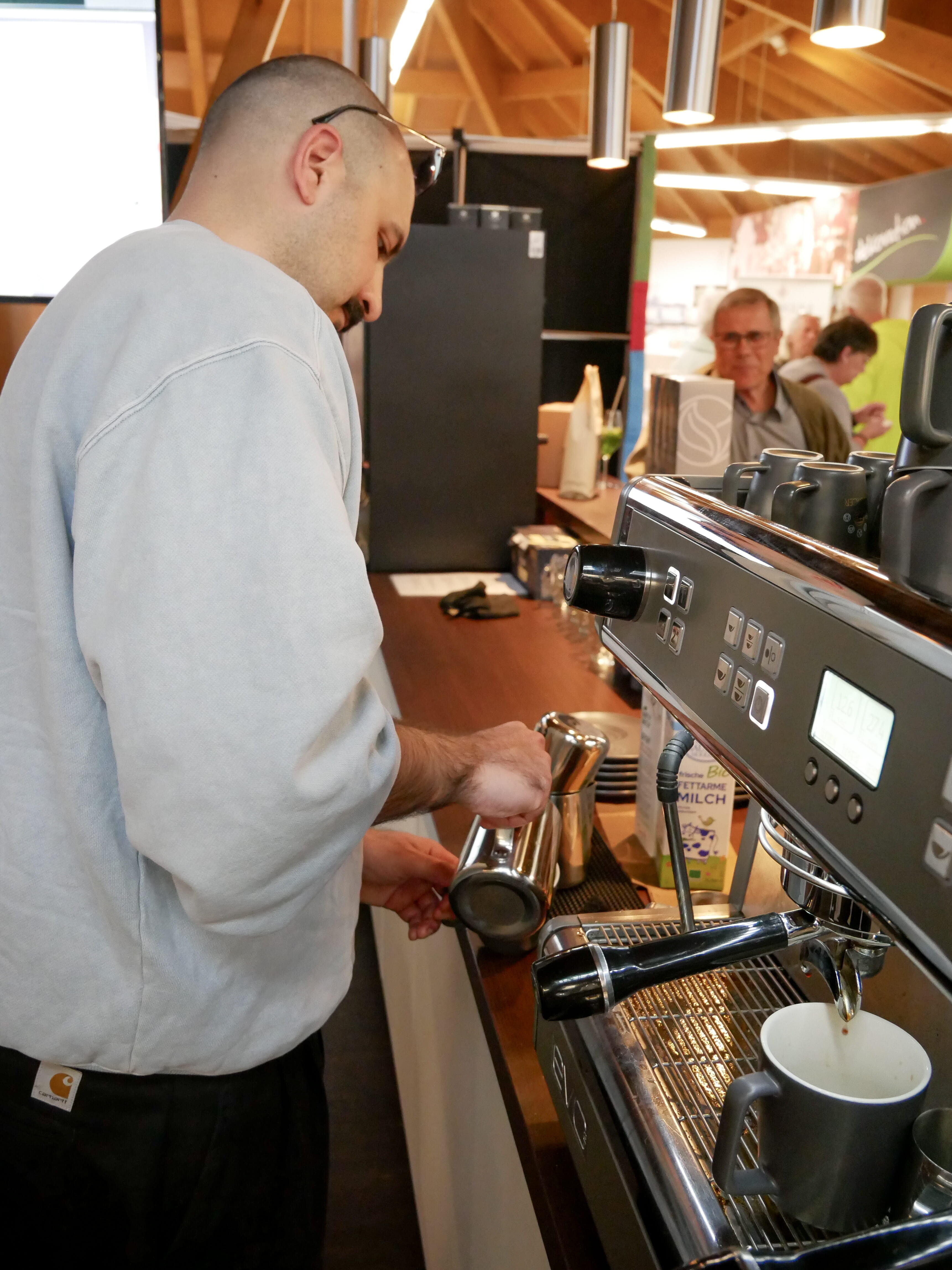 Ein Mann bereitet Kaffee zu.