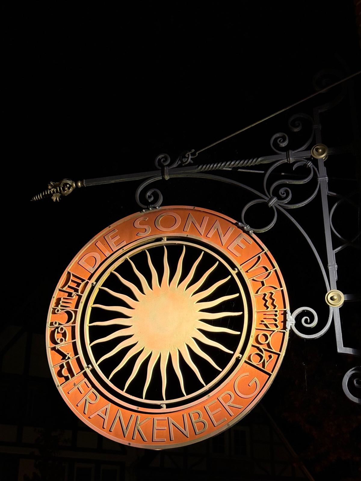 Hotel Die Sonne Frankenberg Schild mit einer Sonne in der Mitte